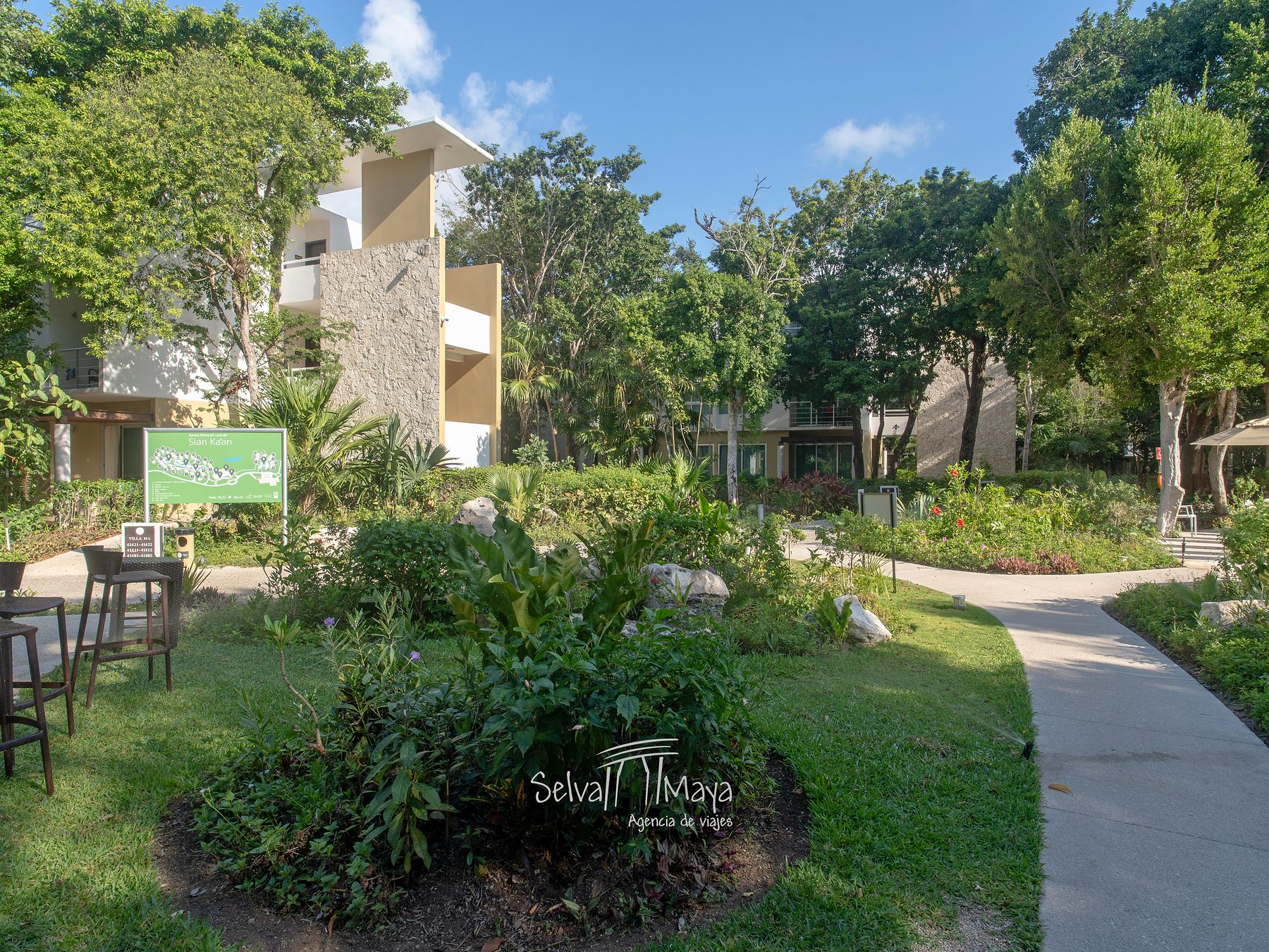 Edificios de suites entre jardines en Bahía Príncipe Escape Sian Ka'an