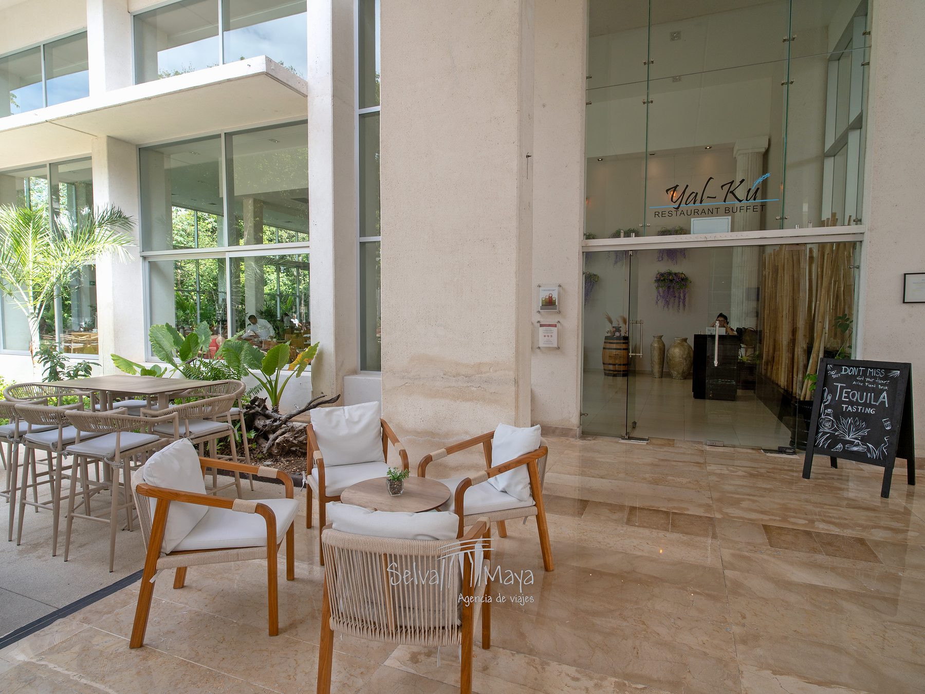 Entrada del buffet Yal Ku en Bahía Príncipe Escape Sian Ka'an