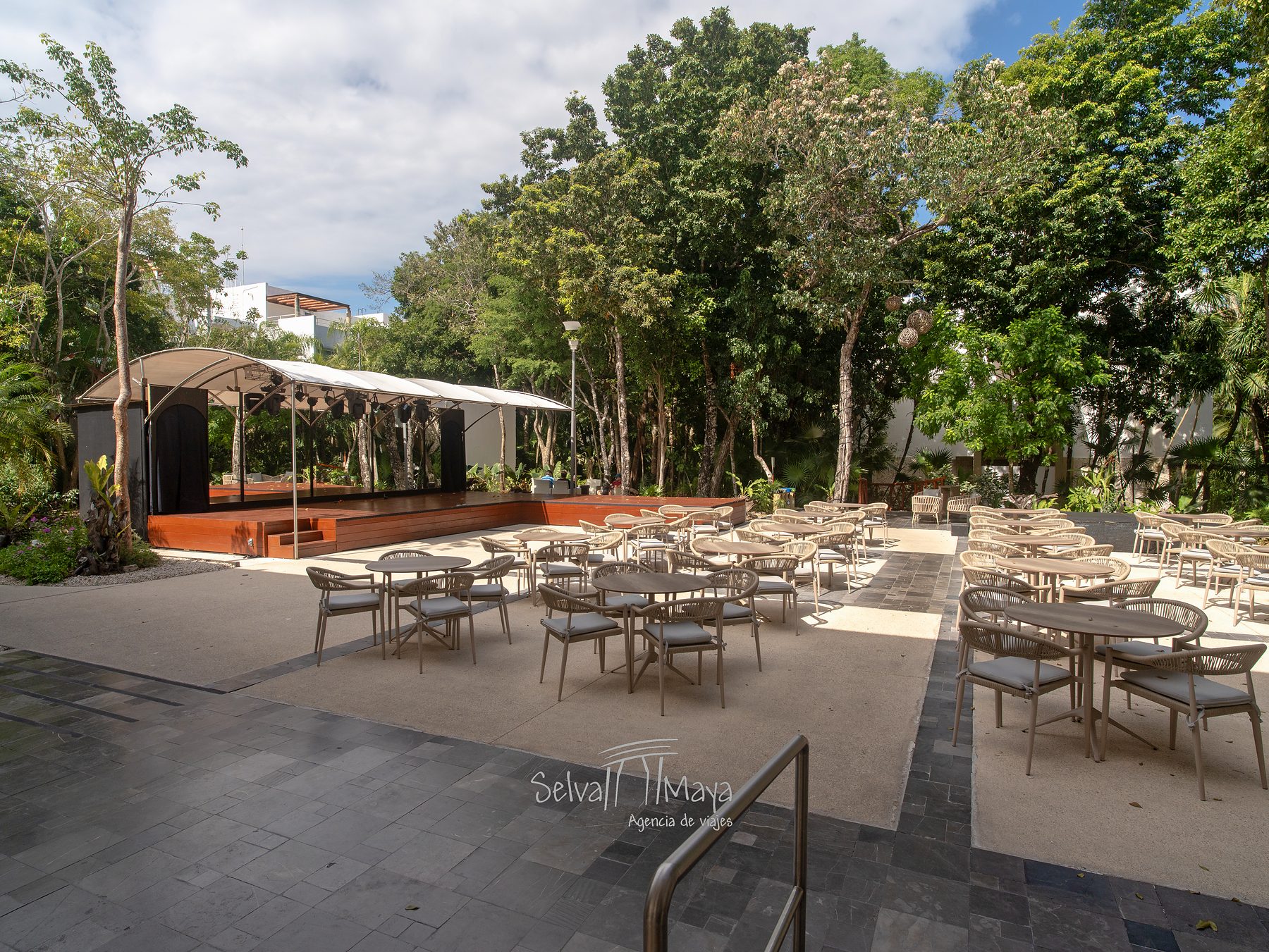 Plaza con escenario junto al lobby de Bahía Príncipe Escape Sian Ka'an