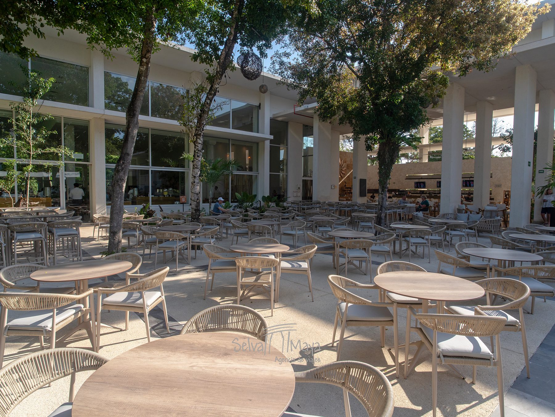 Terraza de la plaza central en Bahía Príncipe Escape Sian Ka'an