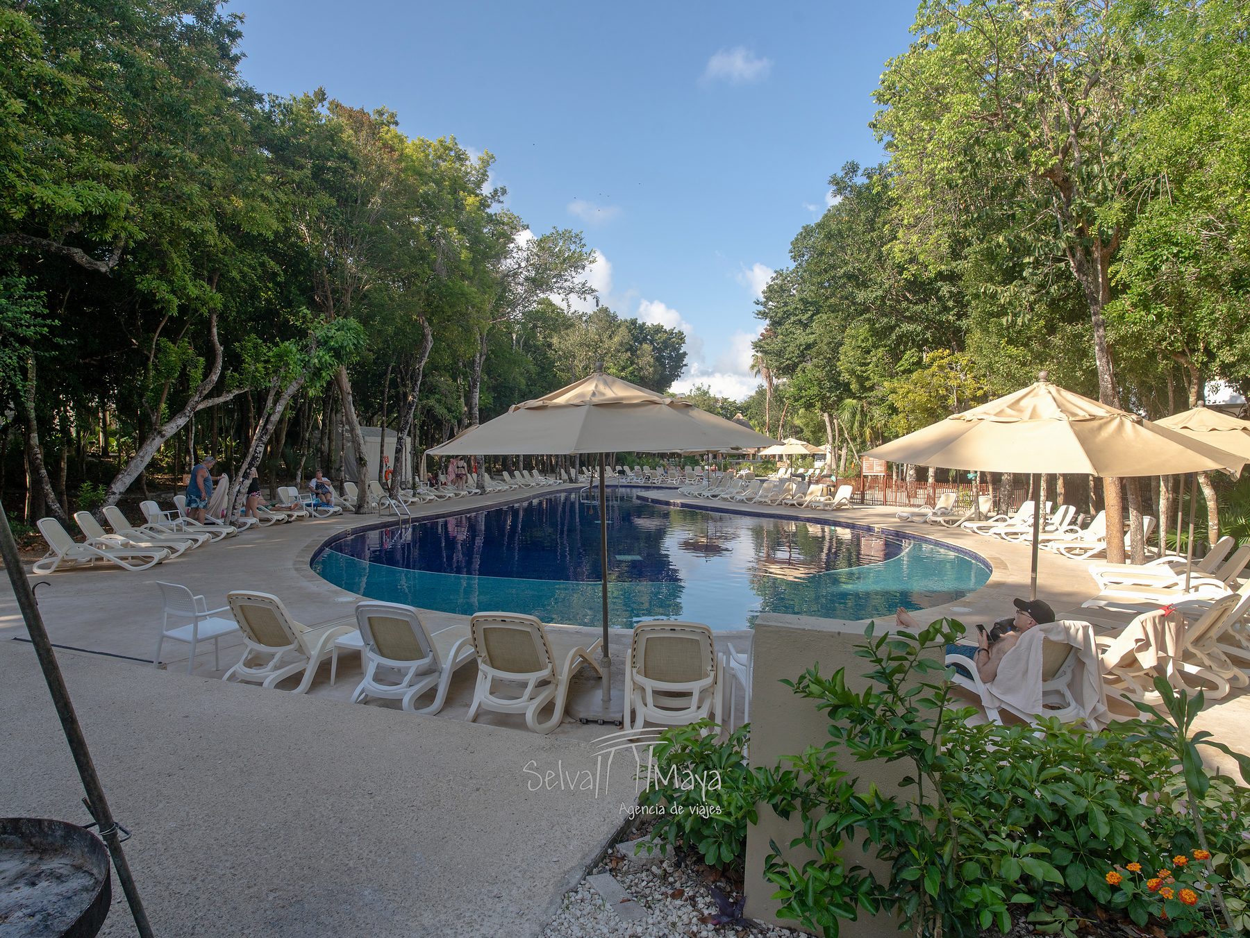 Vista general de la alberca principal en Bahía Príncipe Escape Sian Ka'an