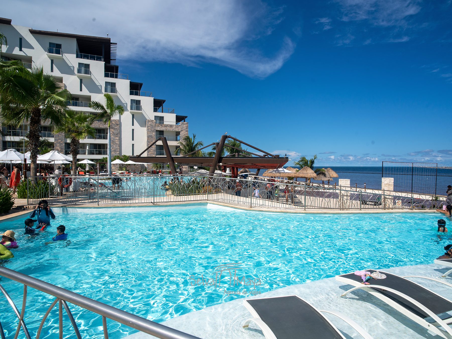 Alberca de actividades frente al mar en Dreams Natura Resort & Spa