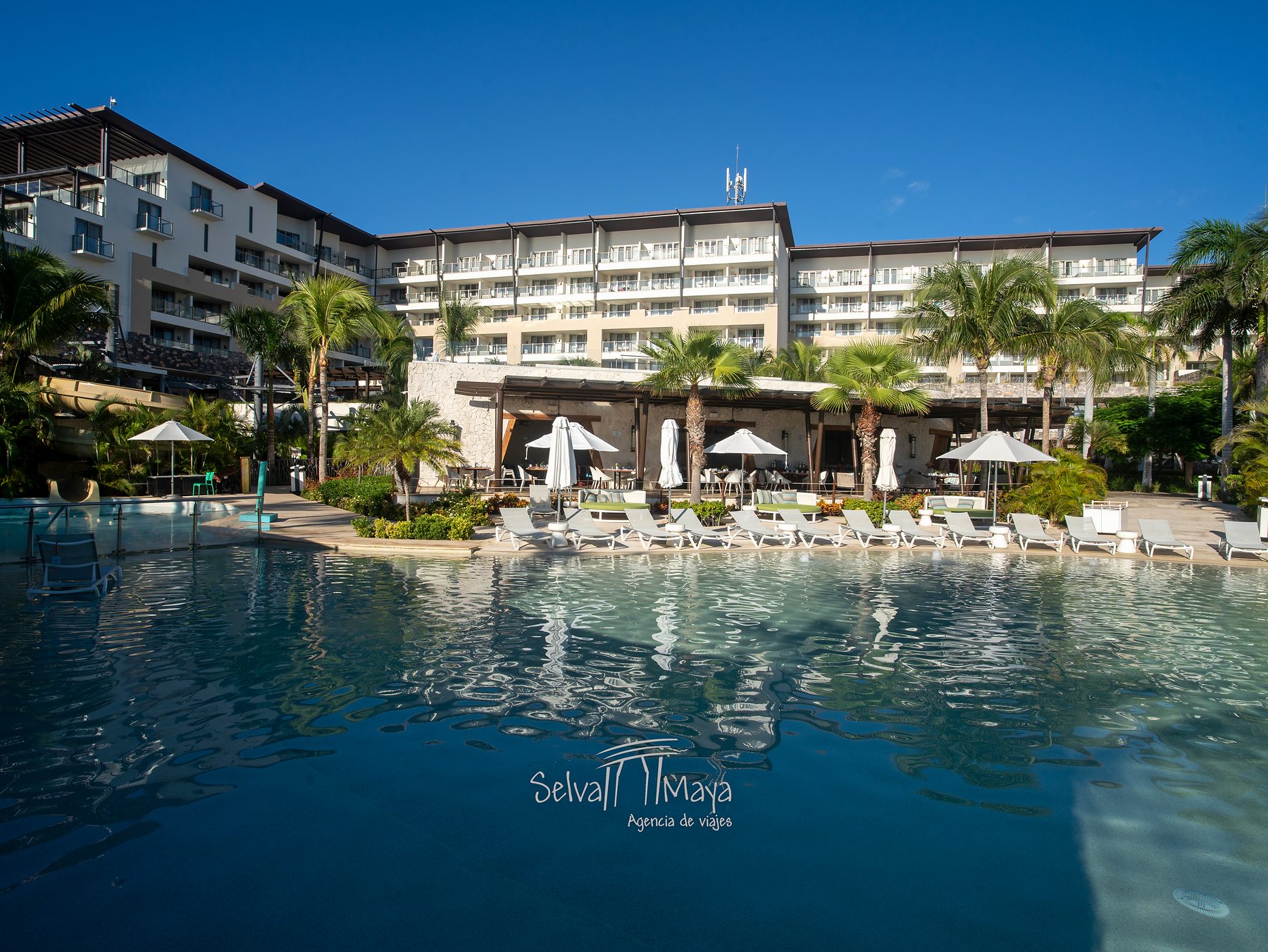 Alberca y edificio principal de Dreams Natura Resort & Spa