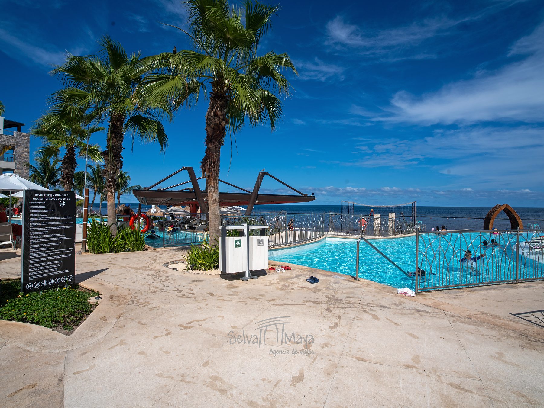 Albercas con vista al mar en Dreams Natura Resort & Spa