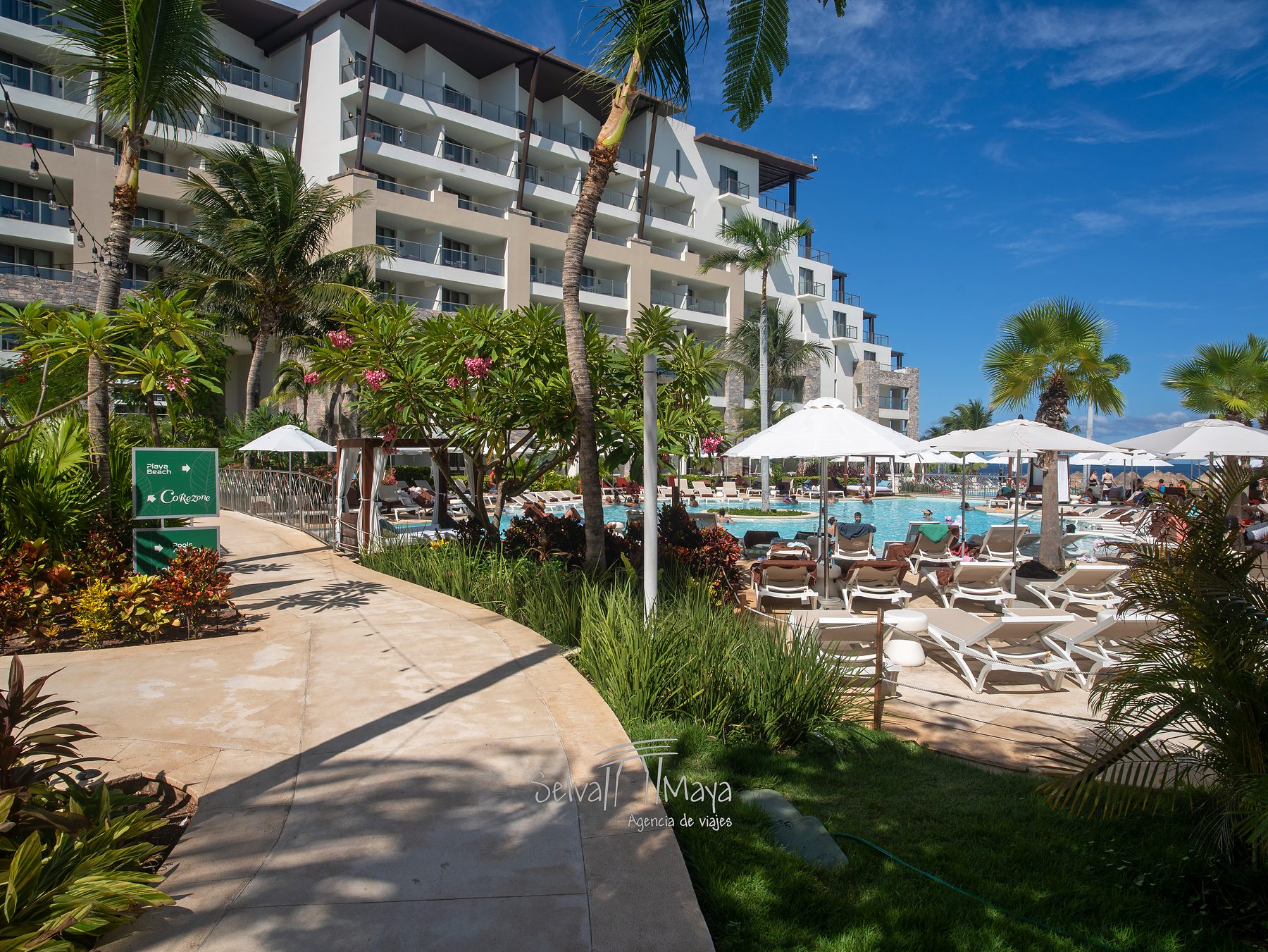 Andador entre jardines en Dreams Natura Resort & Spa