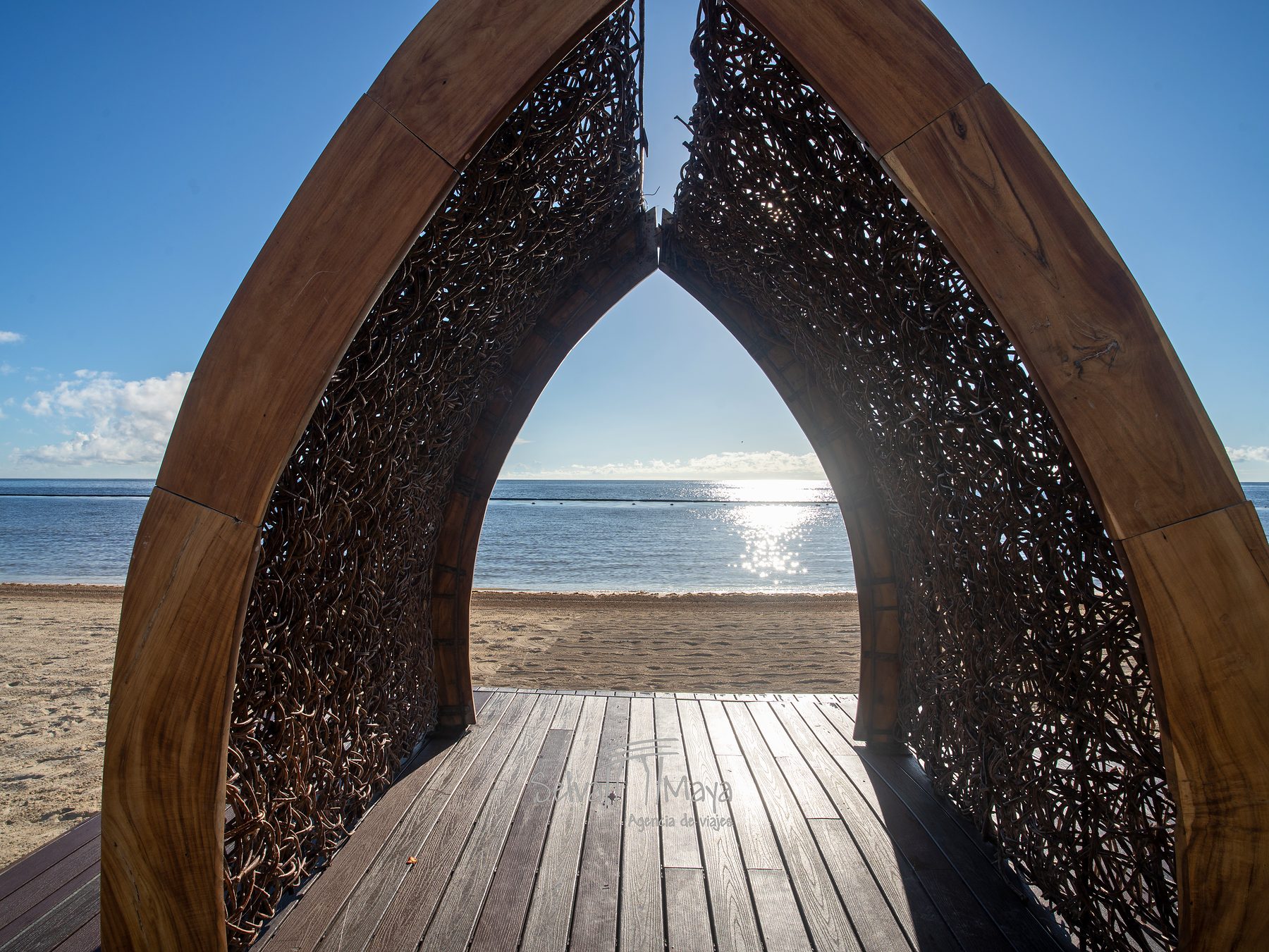 Arco para bodas frente al mar en Dreams Natura Resort & Spa