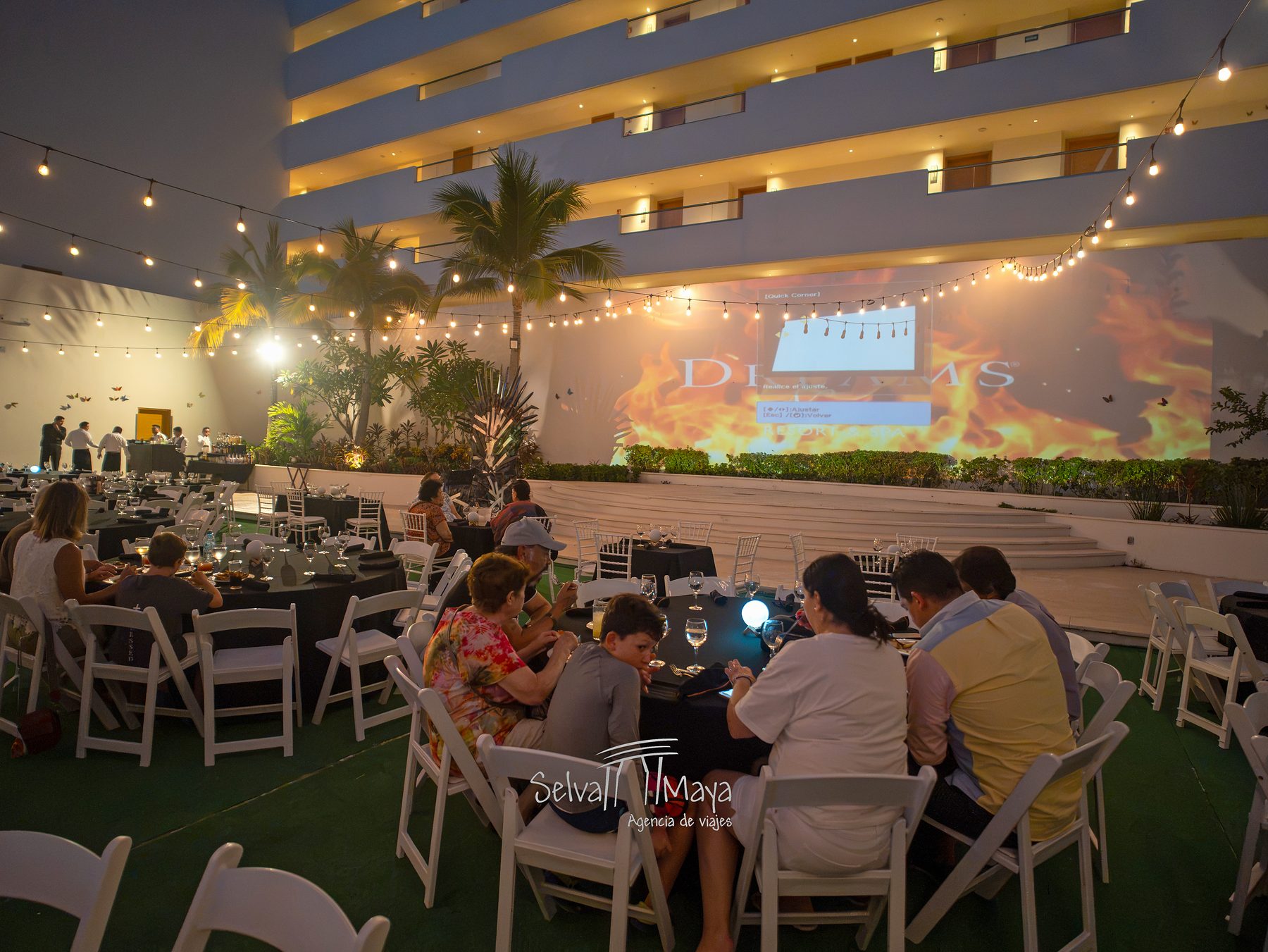 Cena con show al aire libre en Dreams Natura Resort & Spa