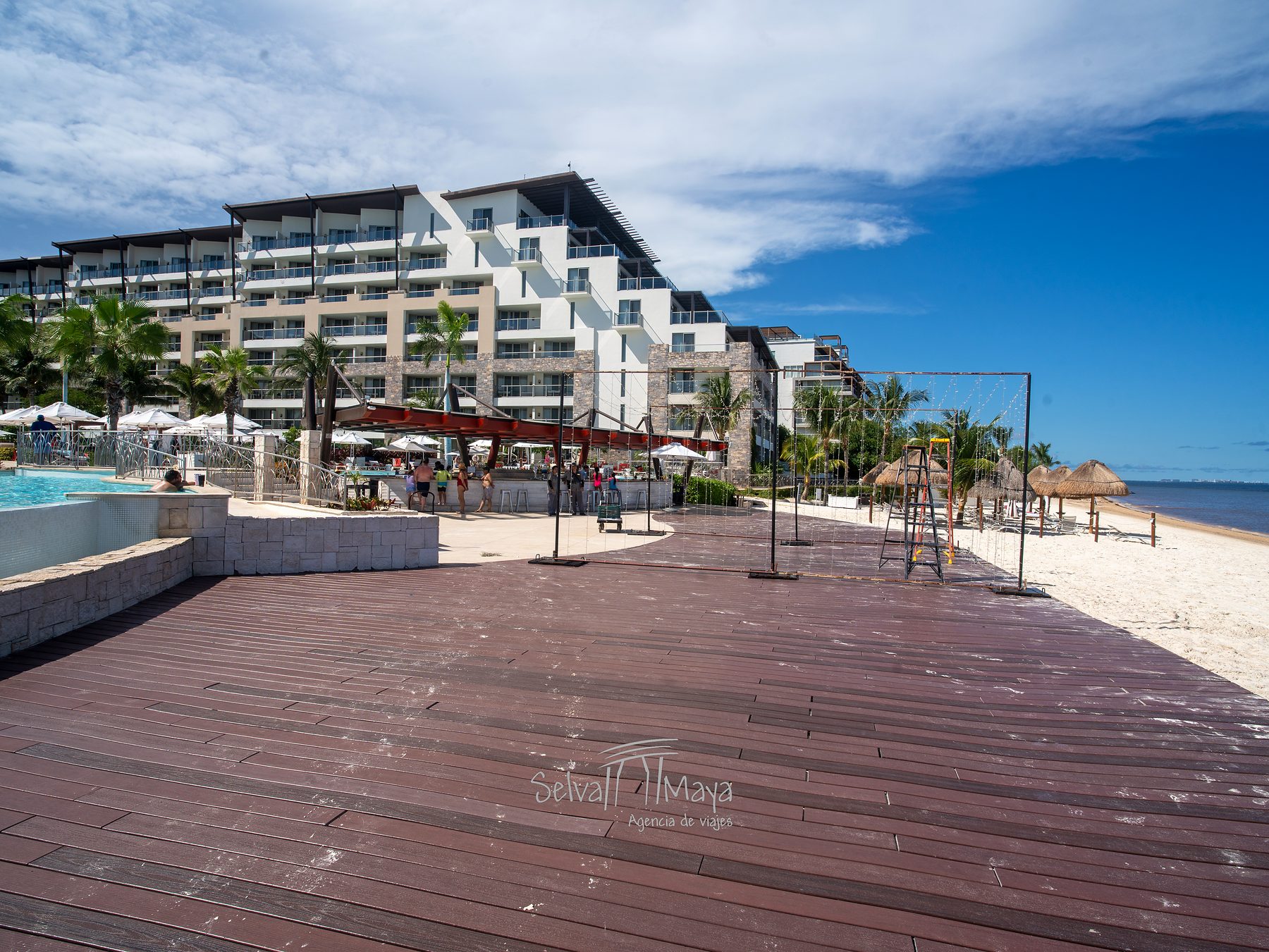 Deck de madera para eventos frente a la playa en Dreams Natura Resort & Spa