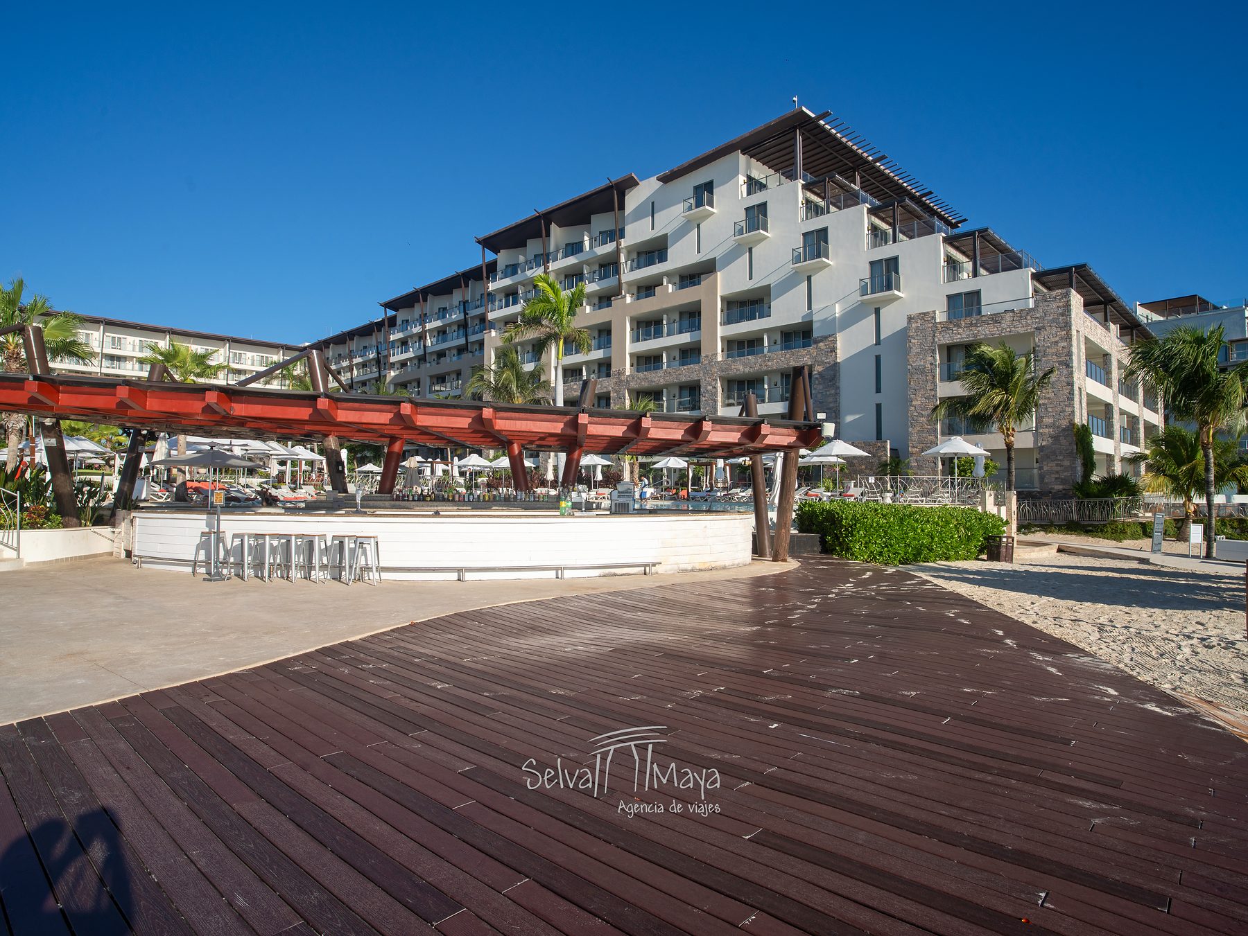 Deck de madera junto al bar Manatees en Dreams Natura Resort & Spa