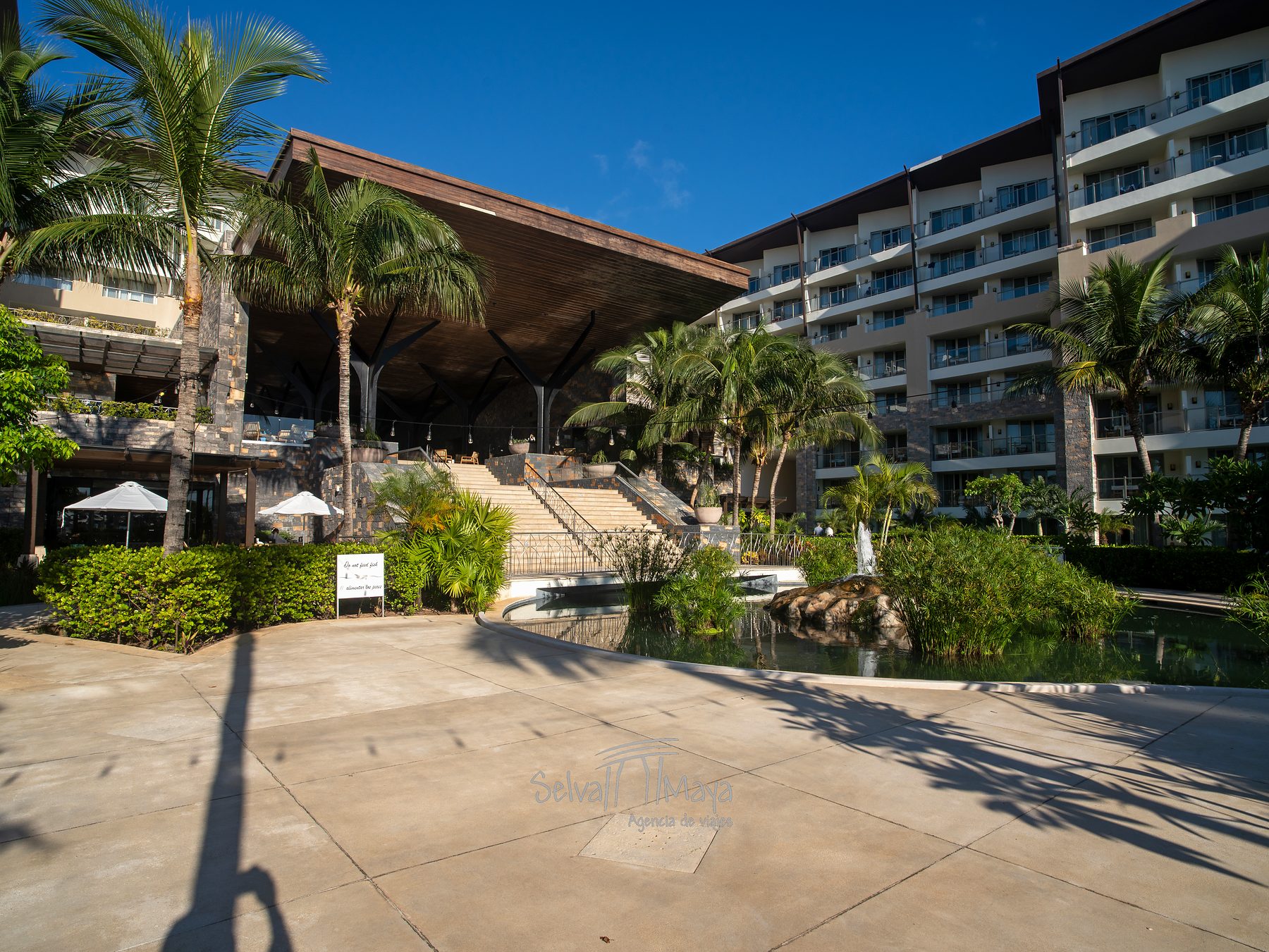 Edificio de recepción entre jardines en Dreams Natura Resort & Spa
