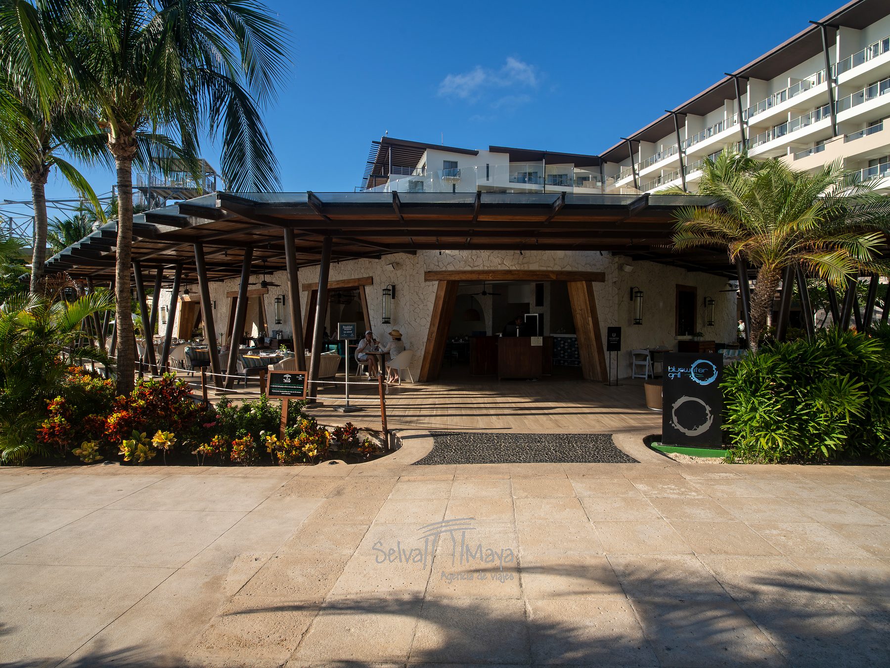 Entrada del restaurante Bluewater Grill en Dreams Natura Resort & Spa