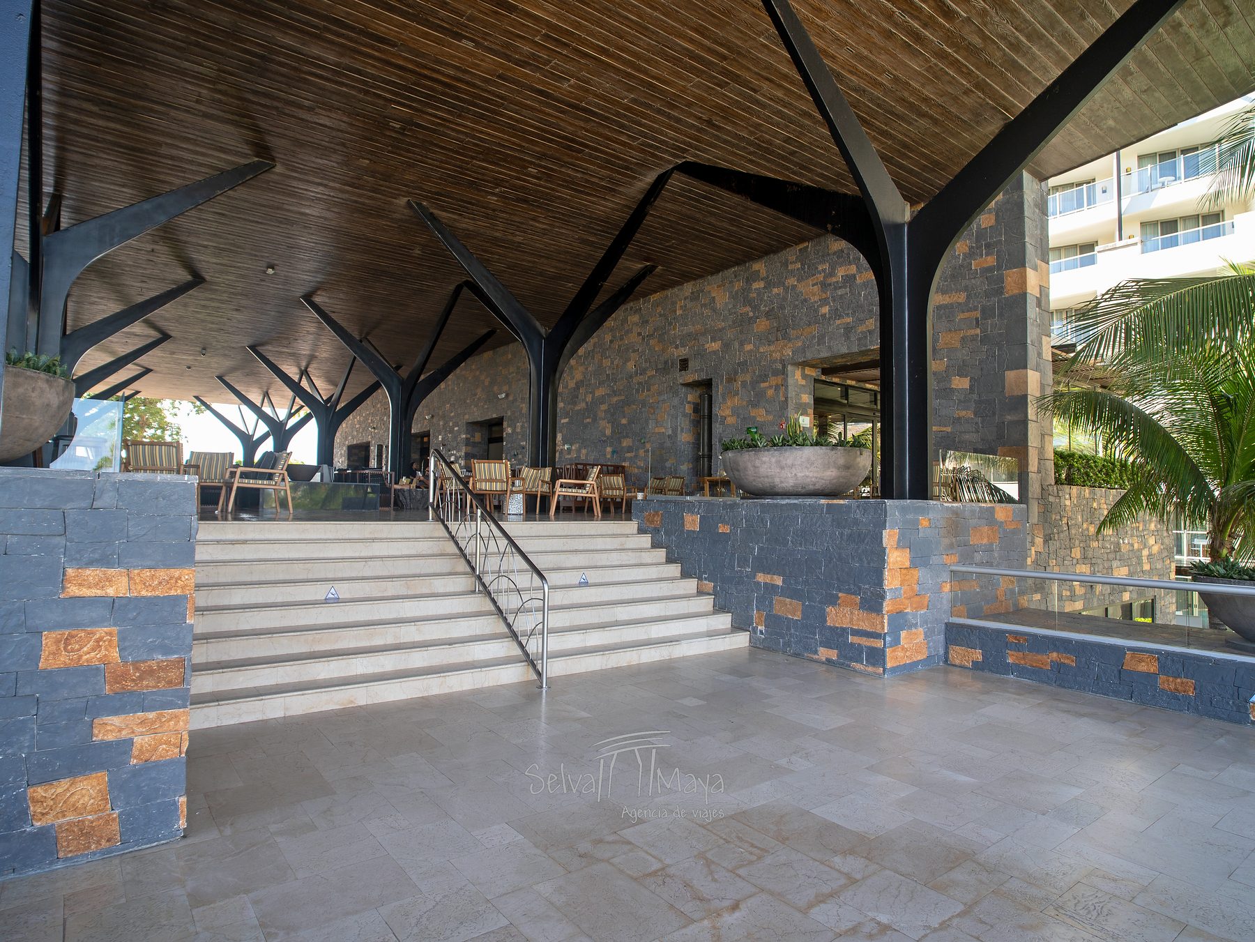 Escalinata del lobby en Dreams Natura Resort & Spa