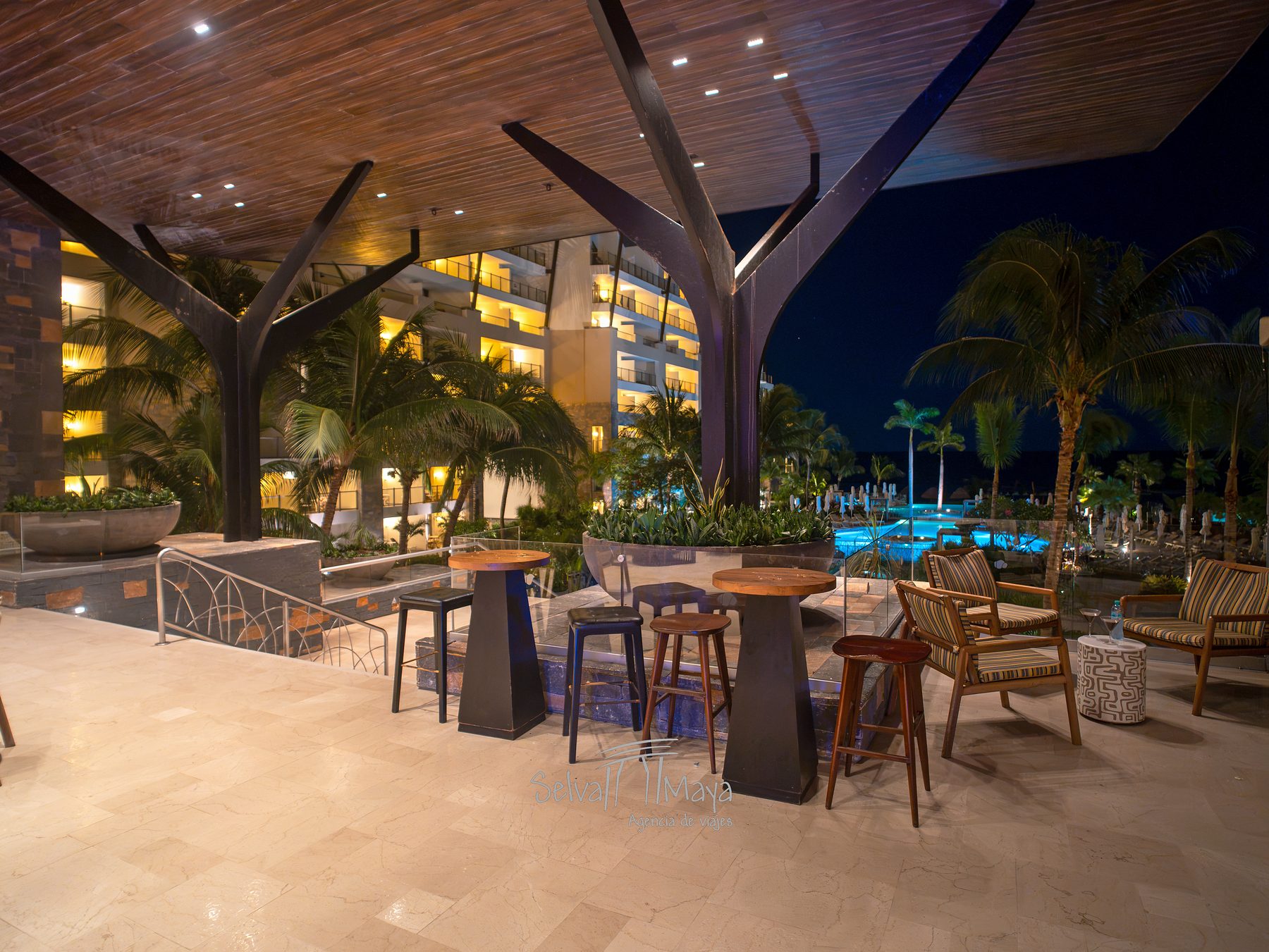 Lobby bar de noche en Dreams Natura Resort & Spa