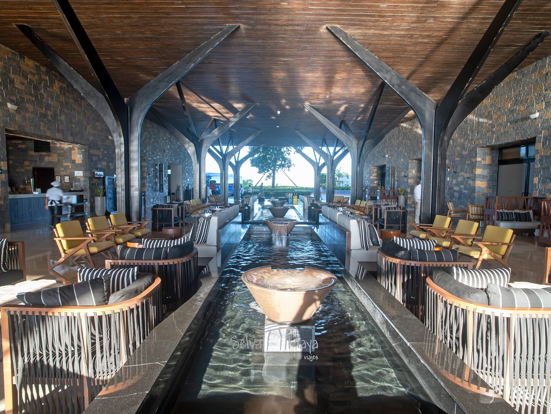 Lobby con espejo de agua en Dreams Natura Resort & Spa