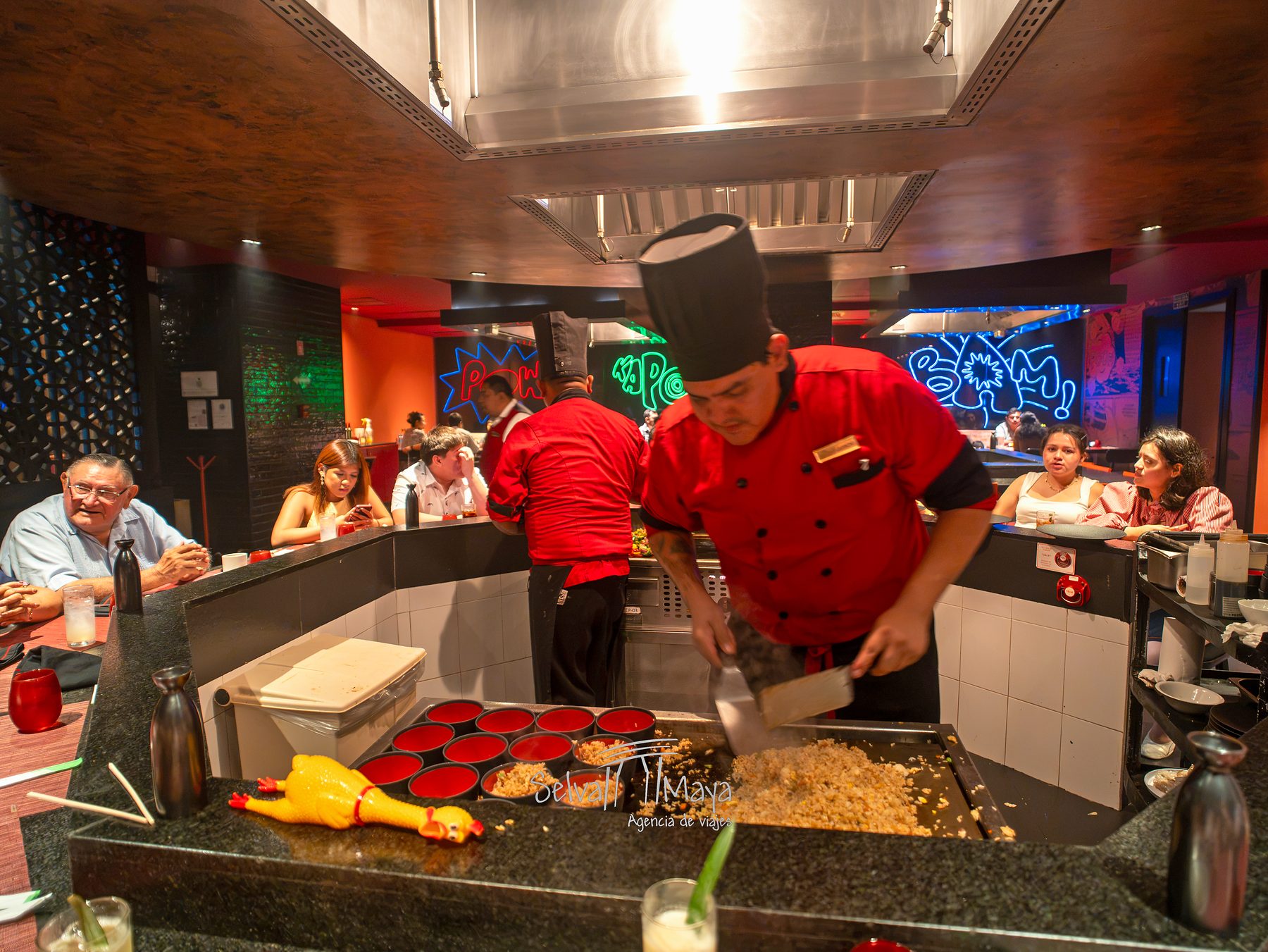 Mesa hibachi del restaurante Himitsu en Dreams Natura Resort & Spa