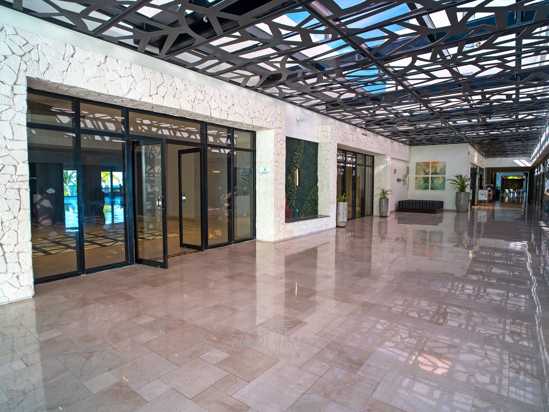 Pasillo hacia los salones de eventos en Dreams Natura Resort & Spa