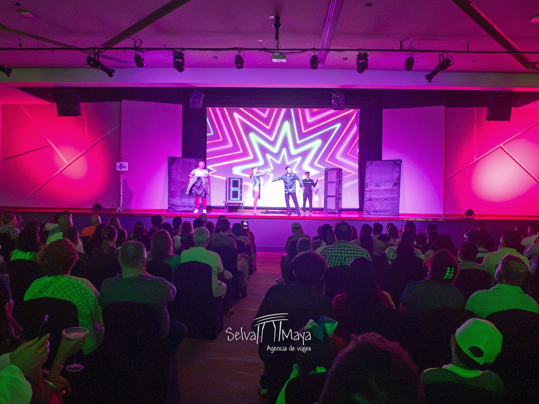 Show nocturno en el teatro de Dreams Natura Resort & Spa