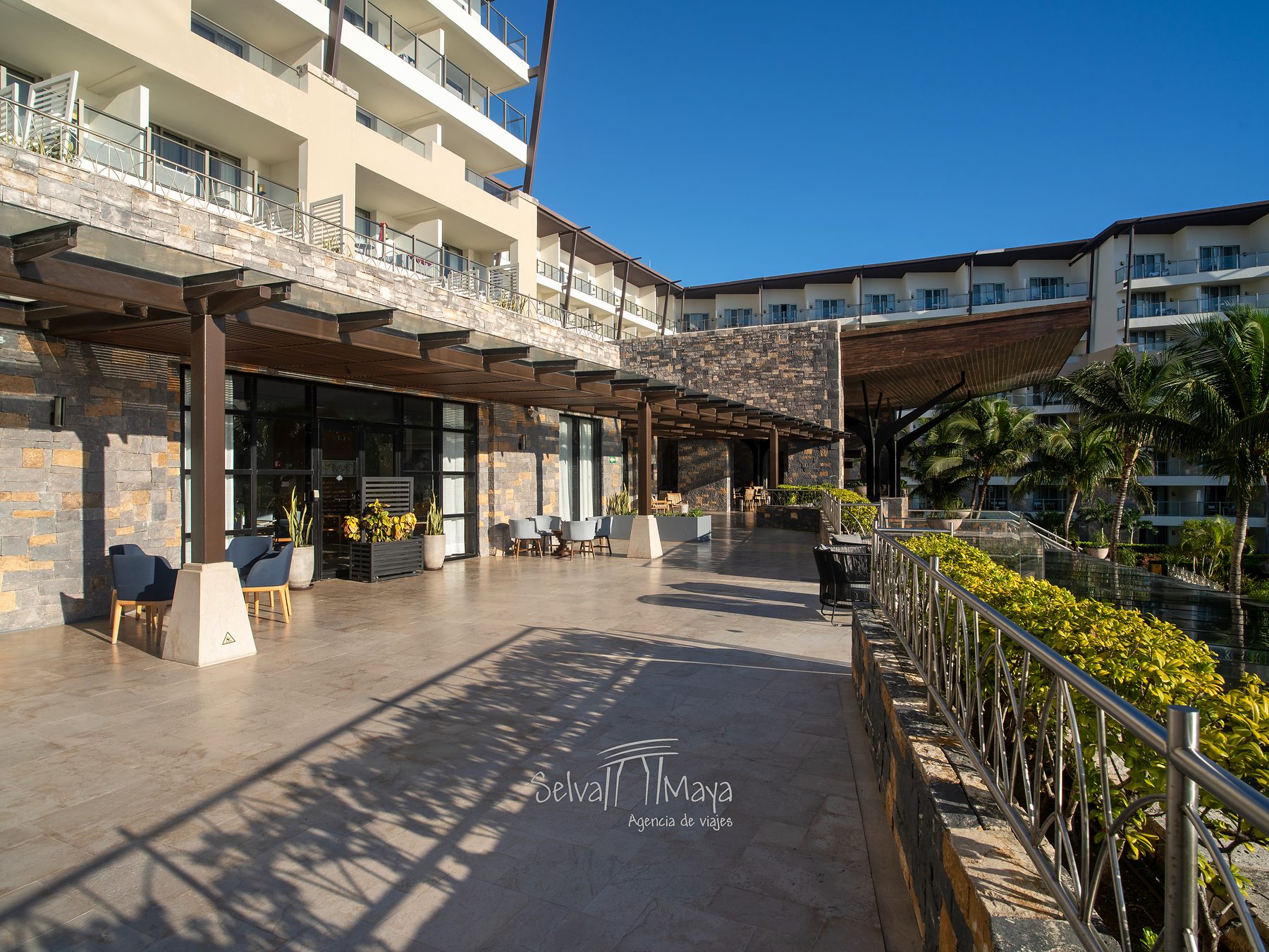 Terraza en la zona de restaurantes de Dreams Natura Resort & Spa