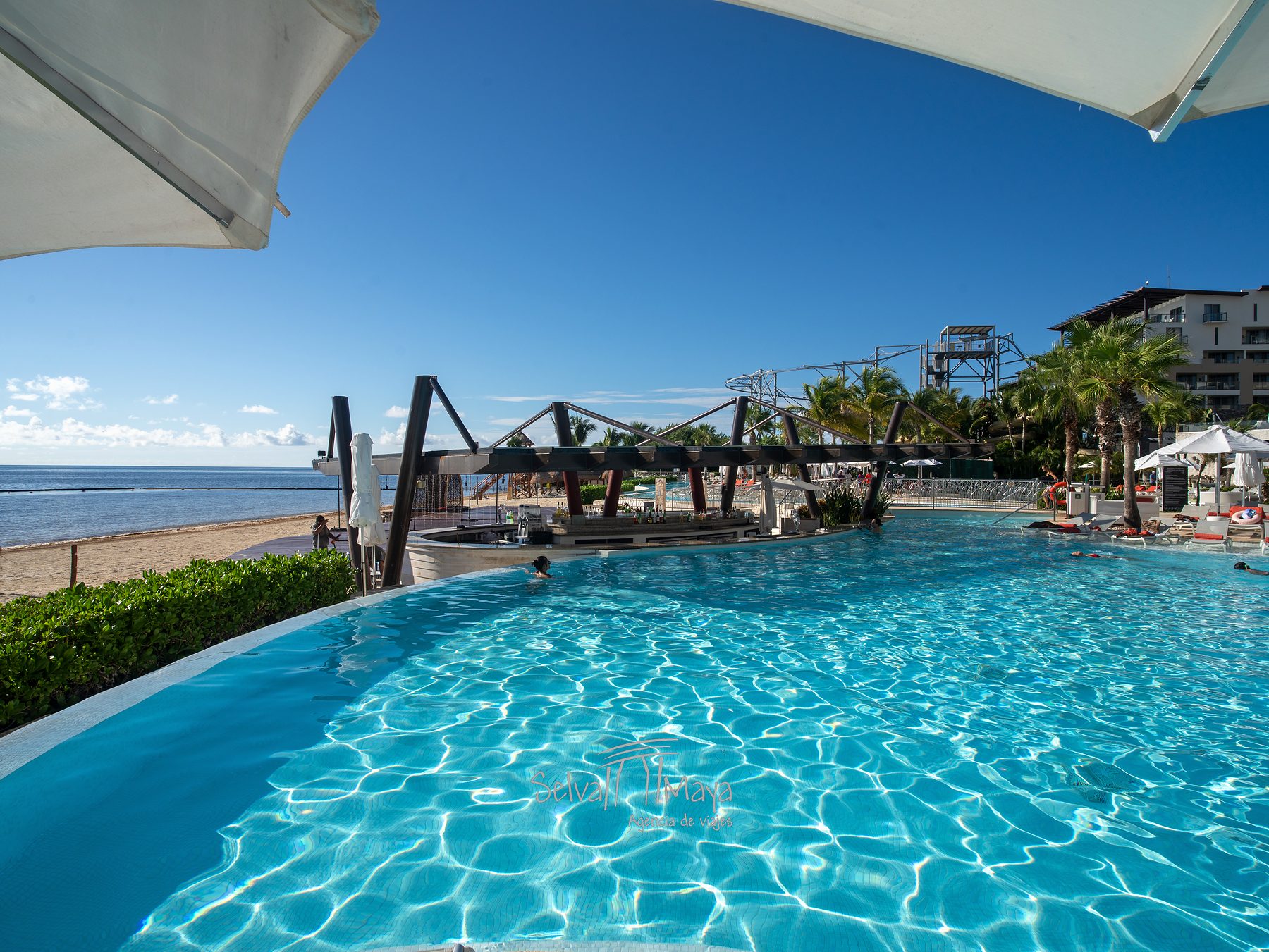 Bar Manatees con vista al mar en Dreams Natura Resort & Spa