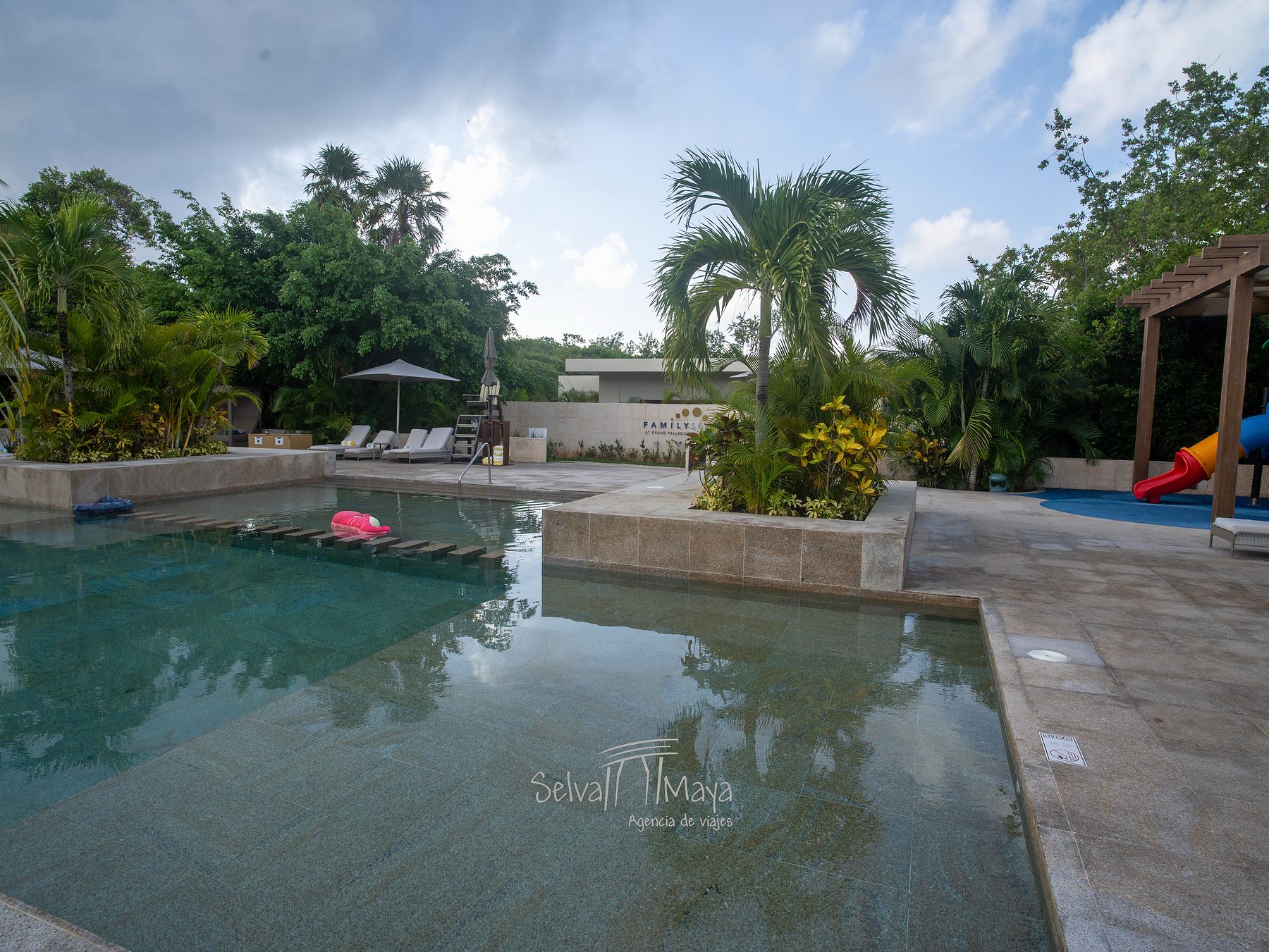 Alberca privada Es Niu entre jardines en Family Selection at Grand Palladium Kantenah