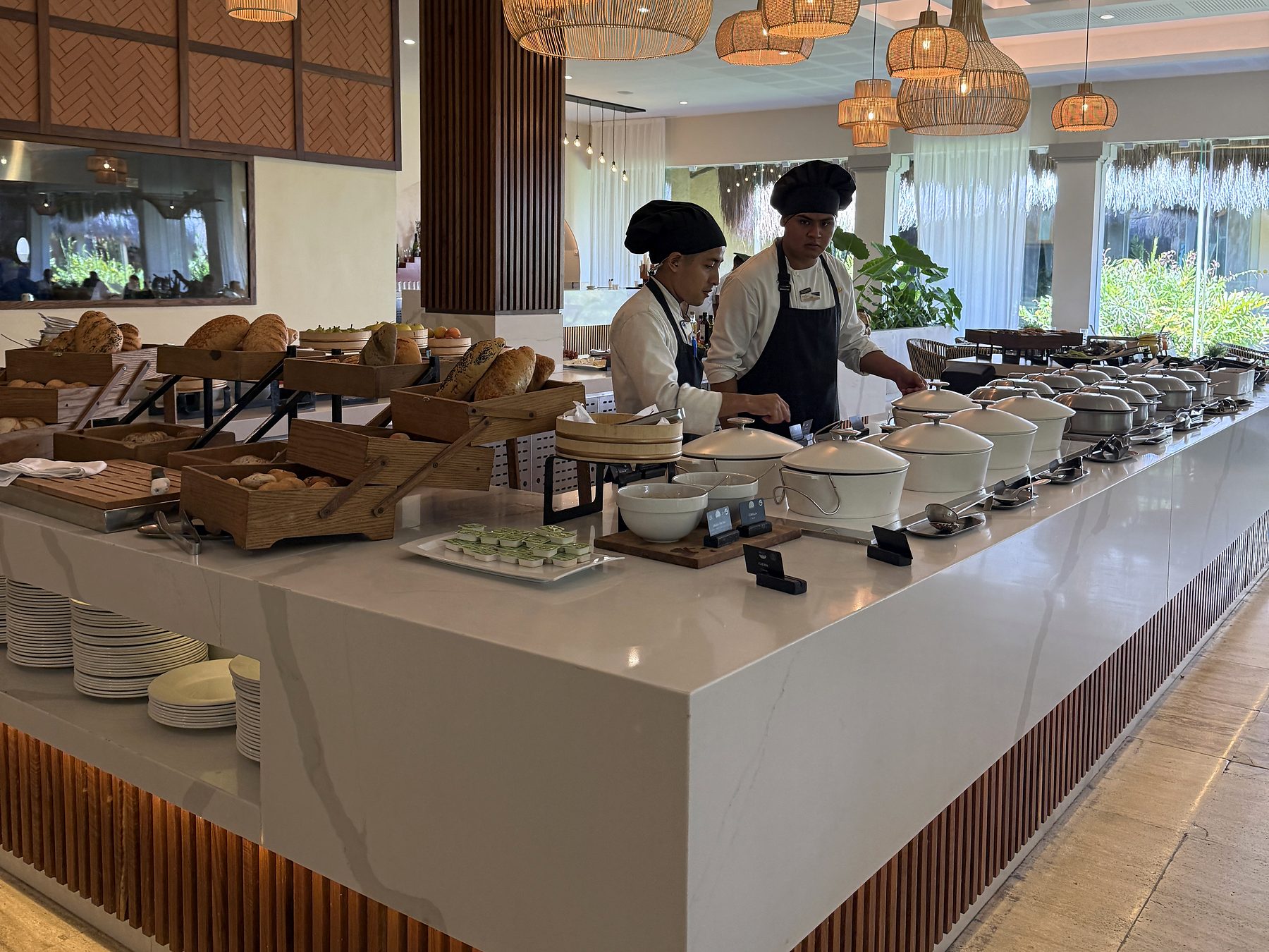 Barra del buffet del restaurante The Nest