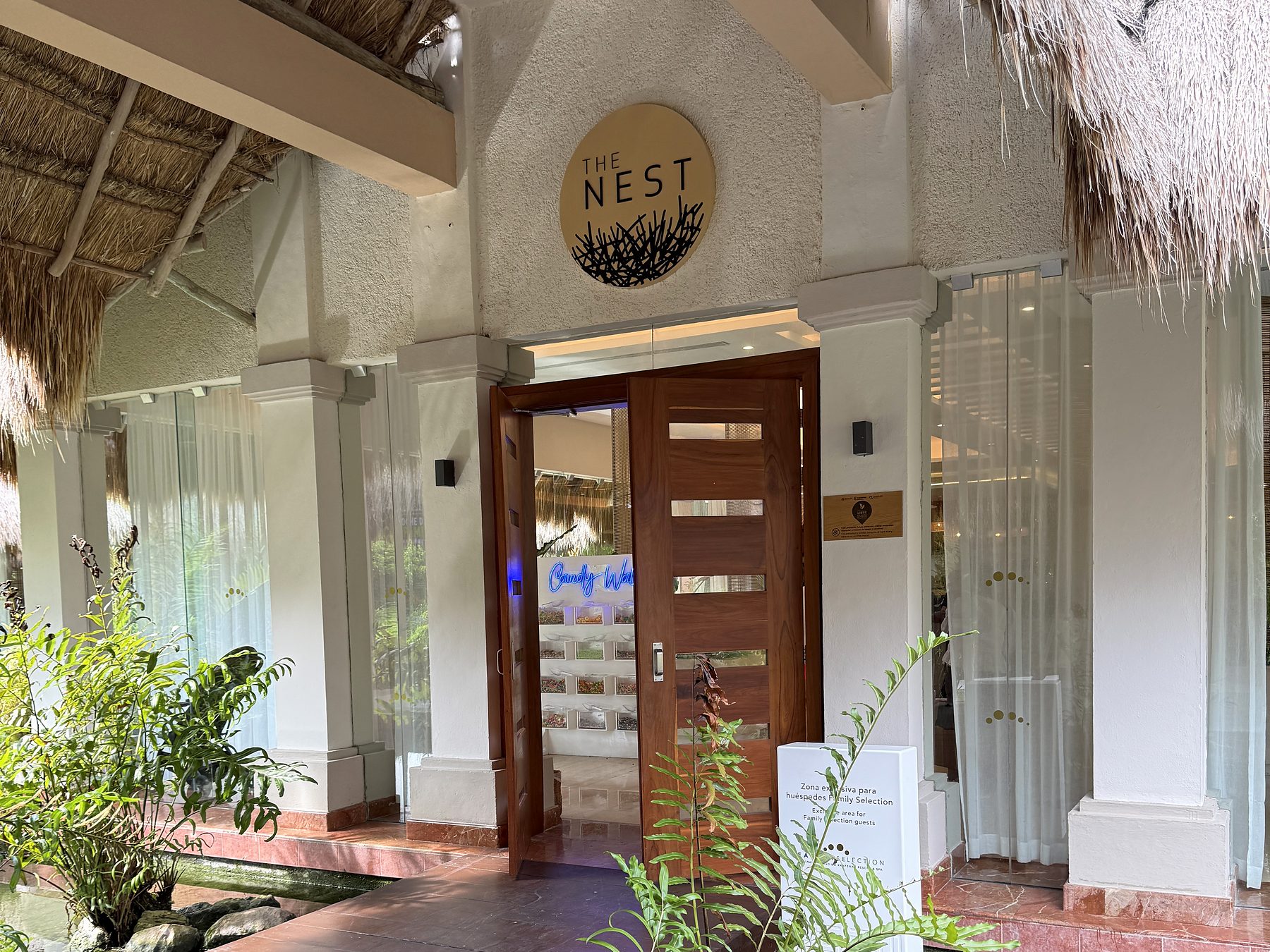 Entrada del restaurante The Nest en Family Selection Kantenah