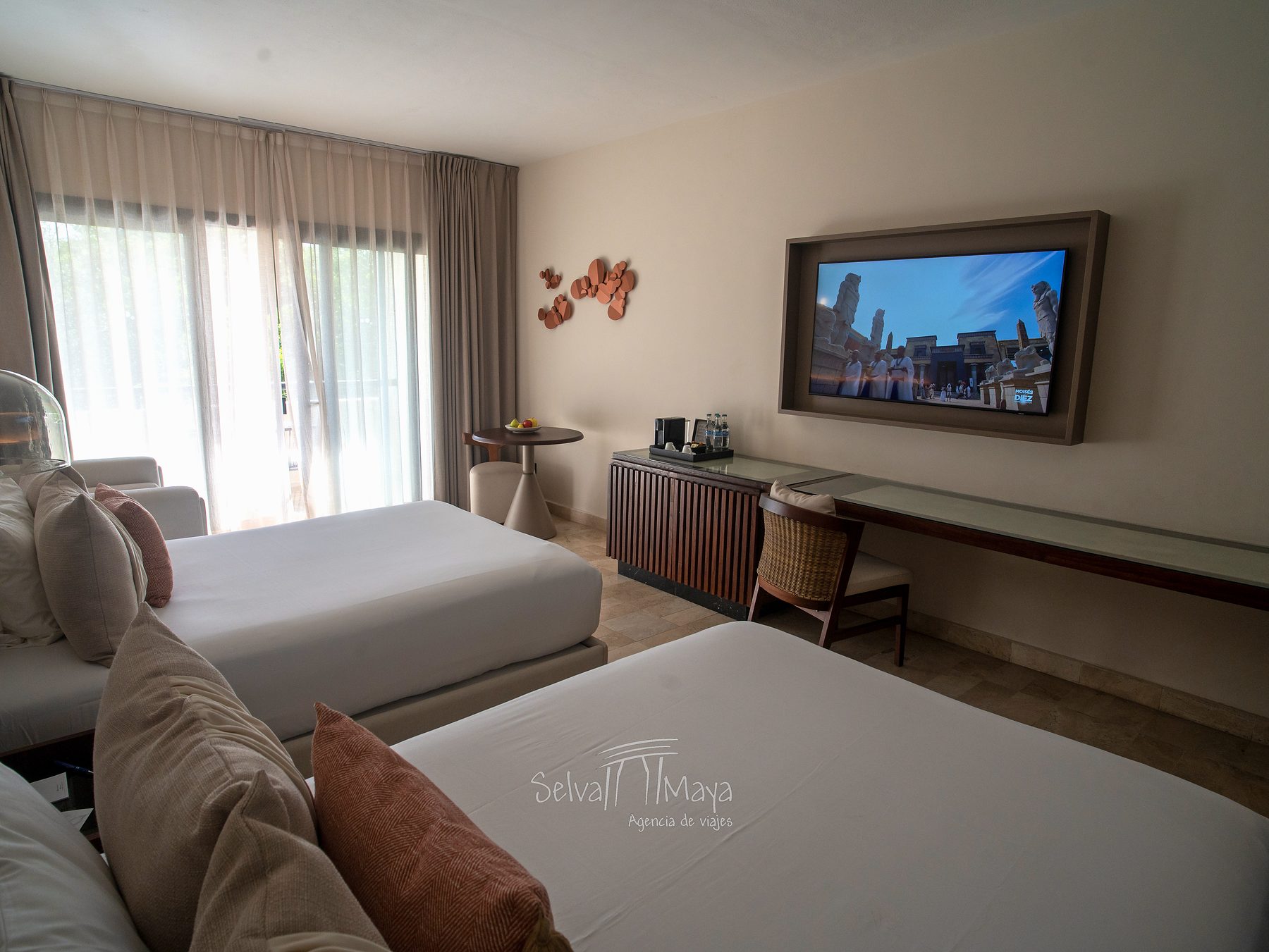 Junior Suite con dos camas y pantalla