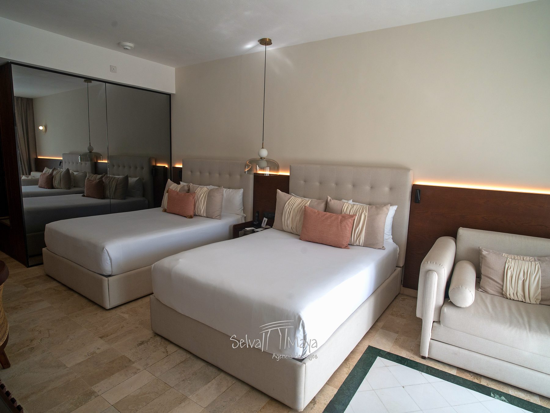 Junior Suite con dos camas y sofá cama