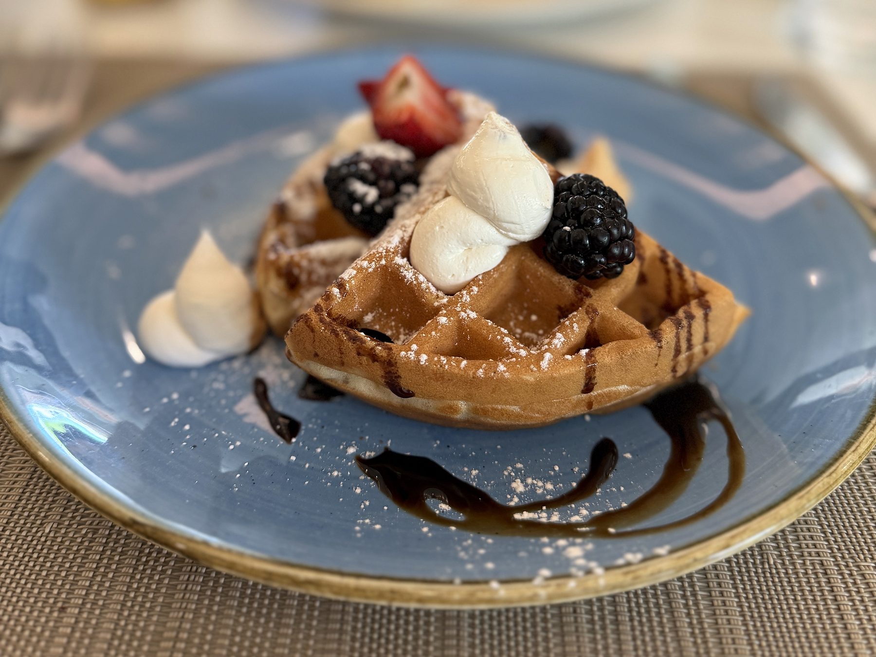 Waffle con frutos rojos en el restaurante The Nest