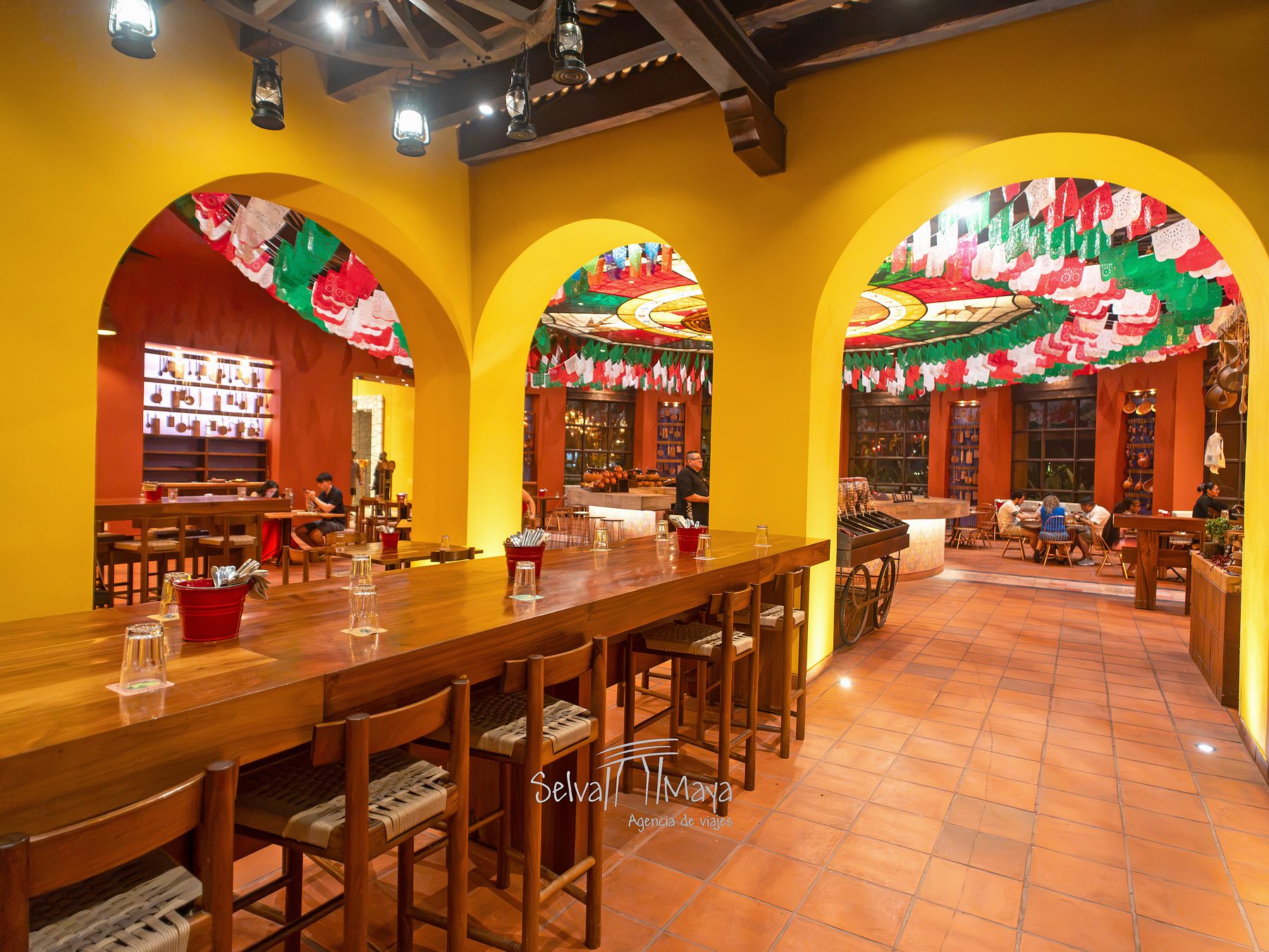 Arcos y mesas del buffet Mercado San Juan en Hotel Xcaret Arte