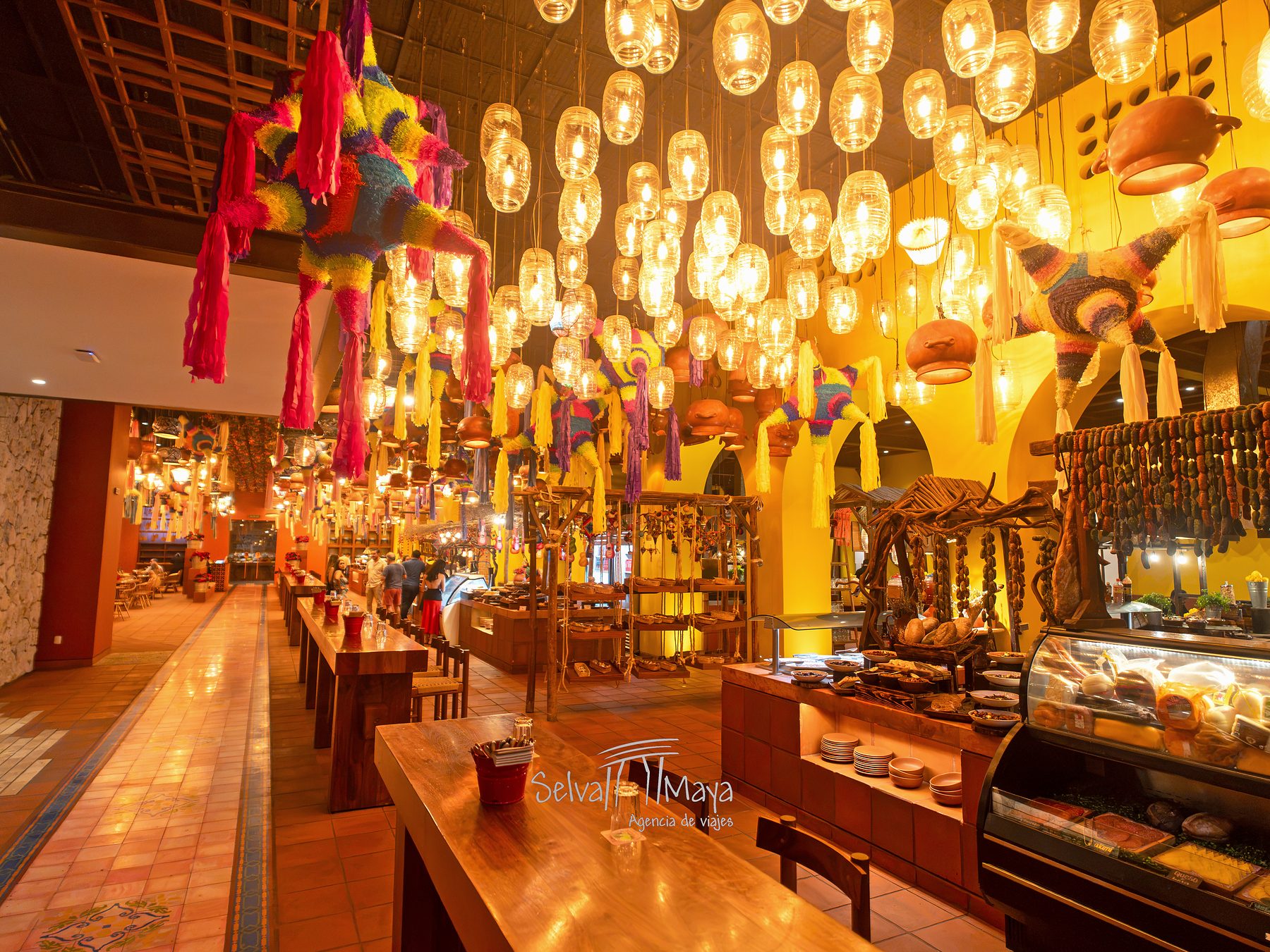 Lámparas y piñatas decorativas en el buffet Mercado San Juan