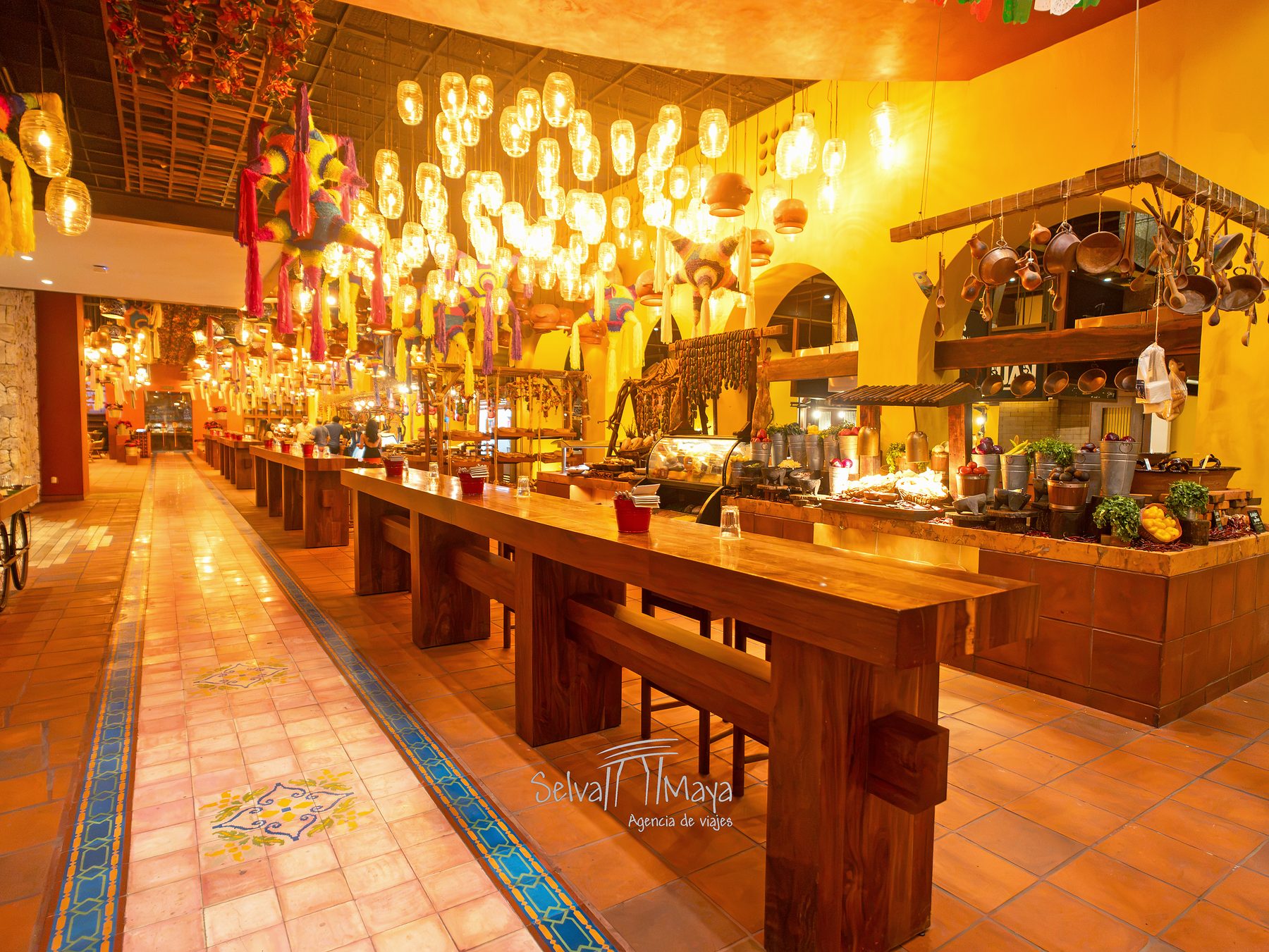 Pasillo central del buffet Mercado San Juan