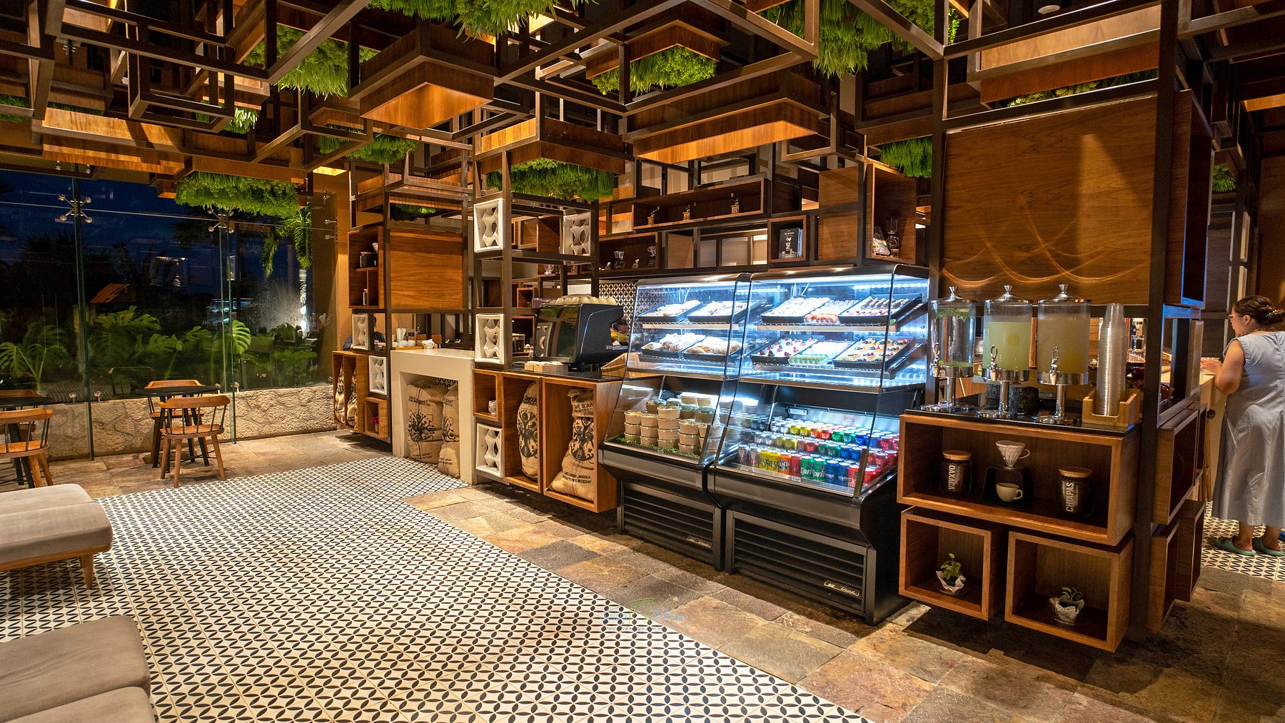 Cafetería con vitrina de postres