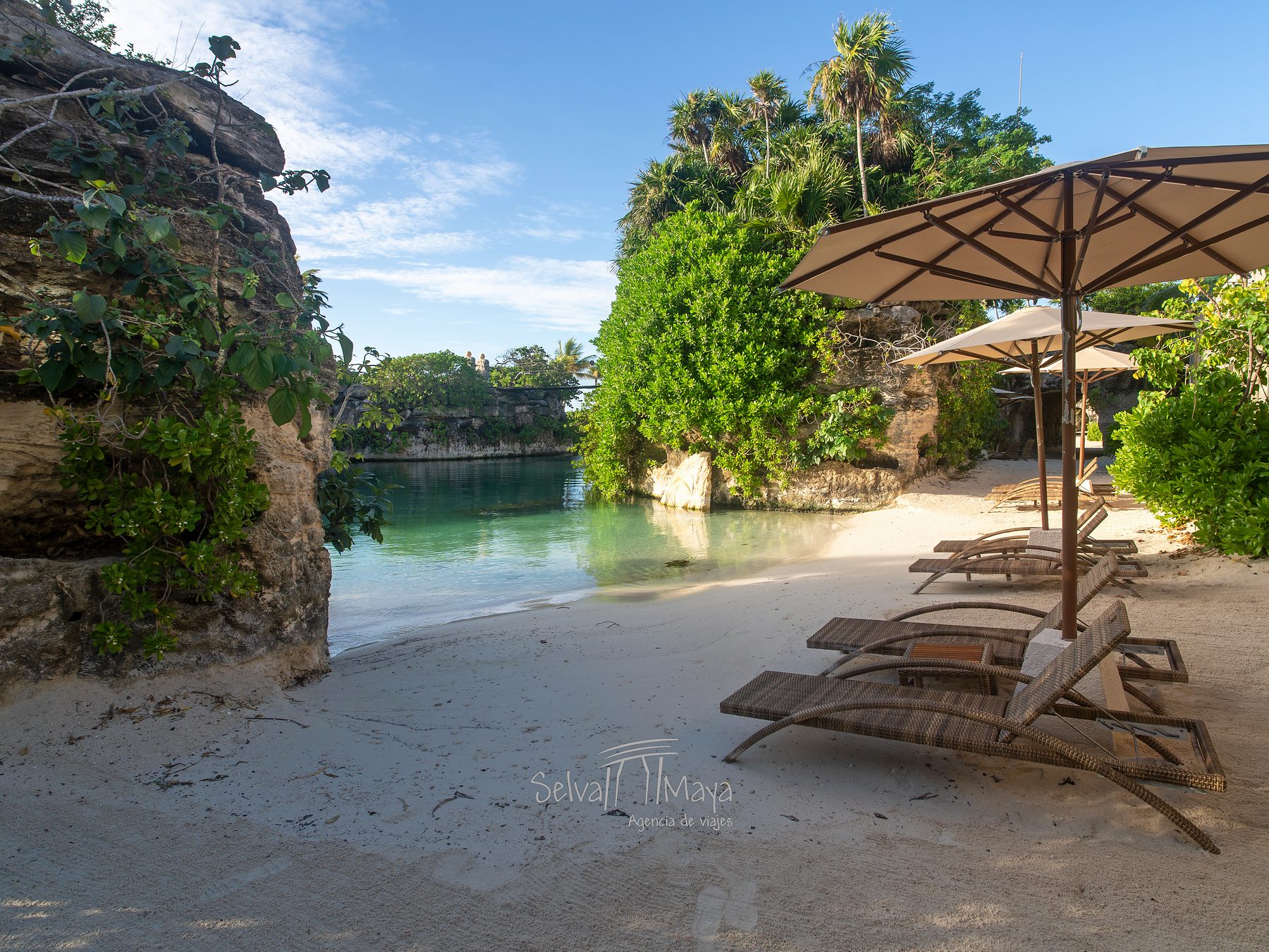 Caleta de arena con camastros