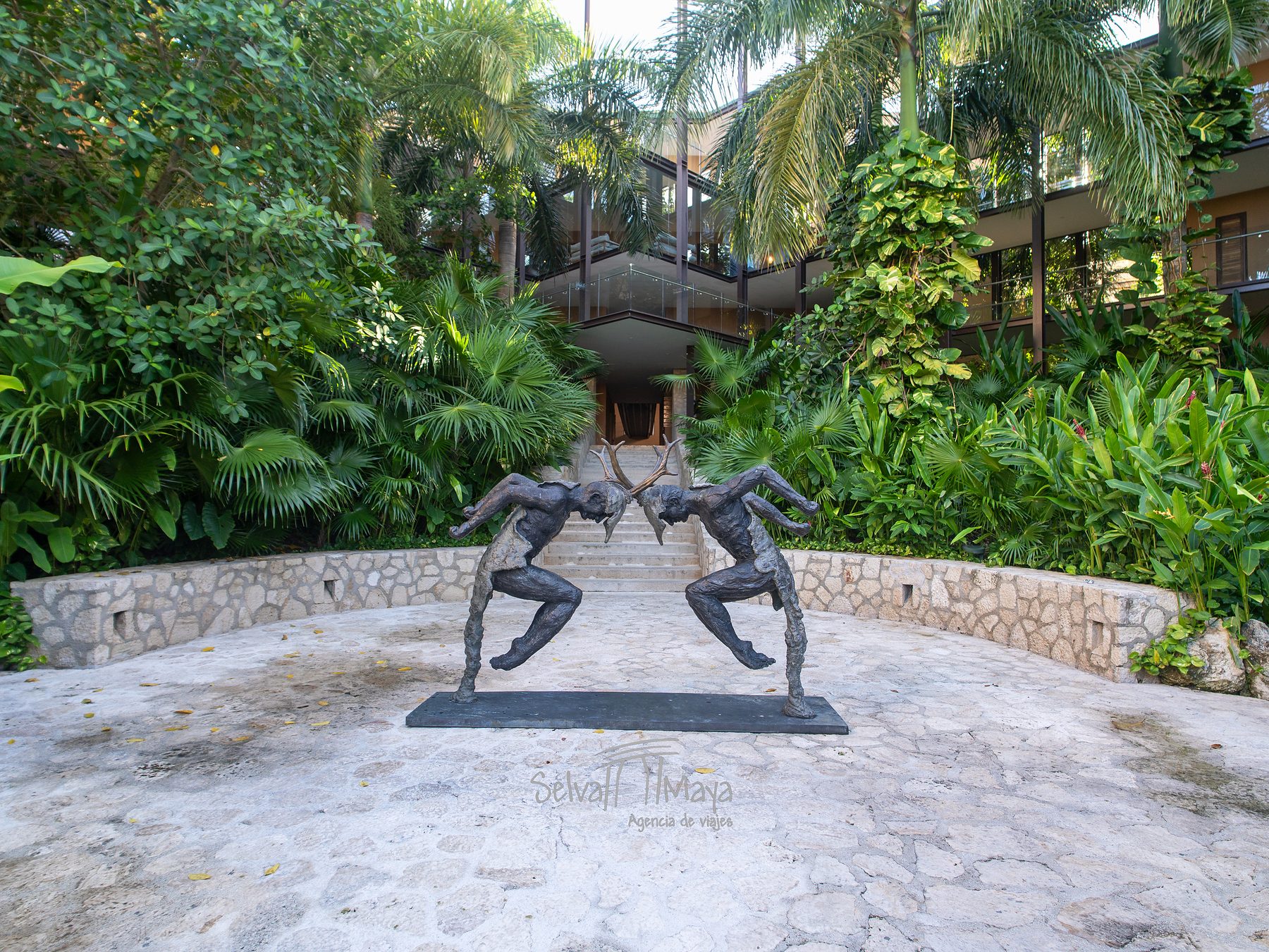 Escultura de bailarines en plaza