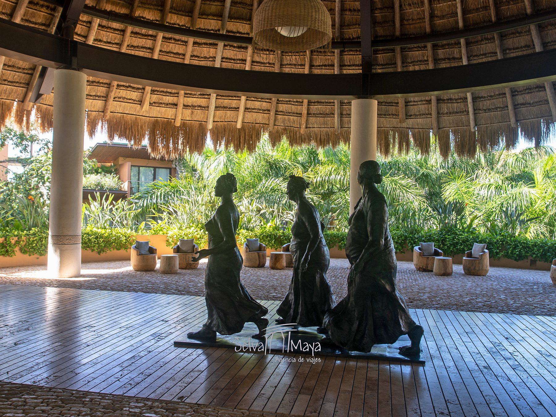 Esculturas bajo palapa