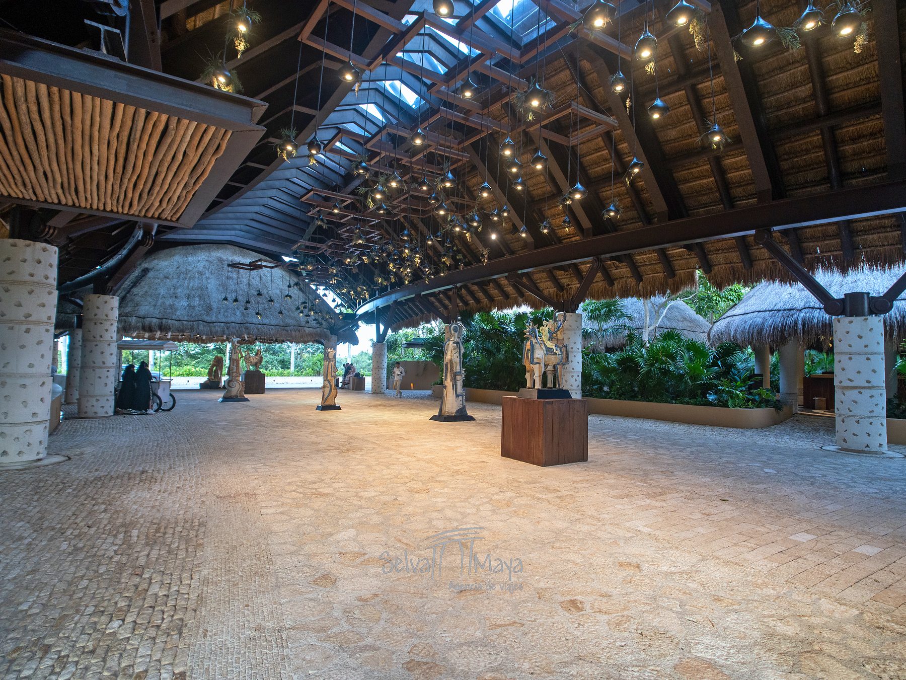 Lobby principal bajo palapa en Hotel Xcaret Arte