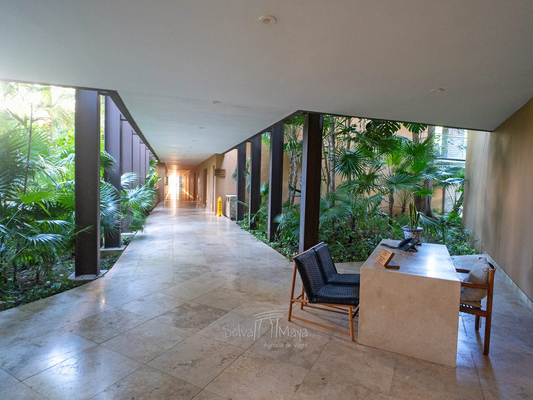Módulo de concierge en pasillo
