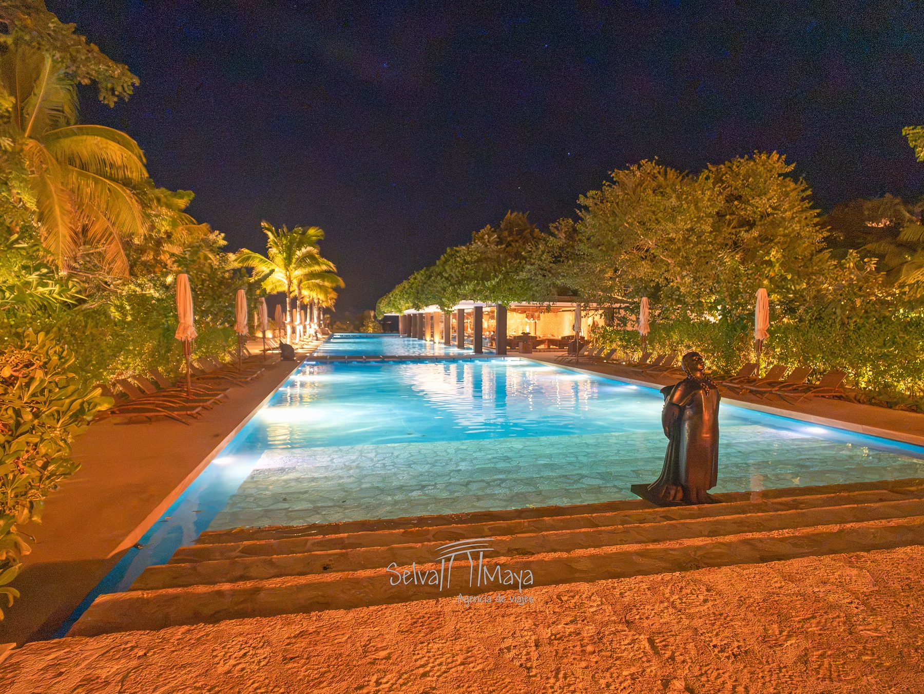 Alberca principal de noche