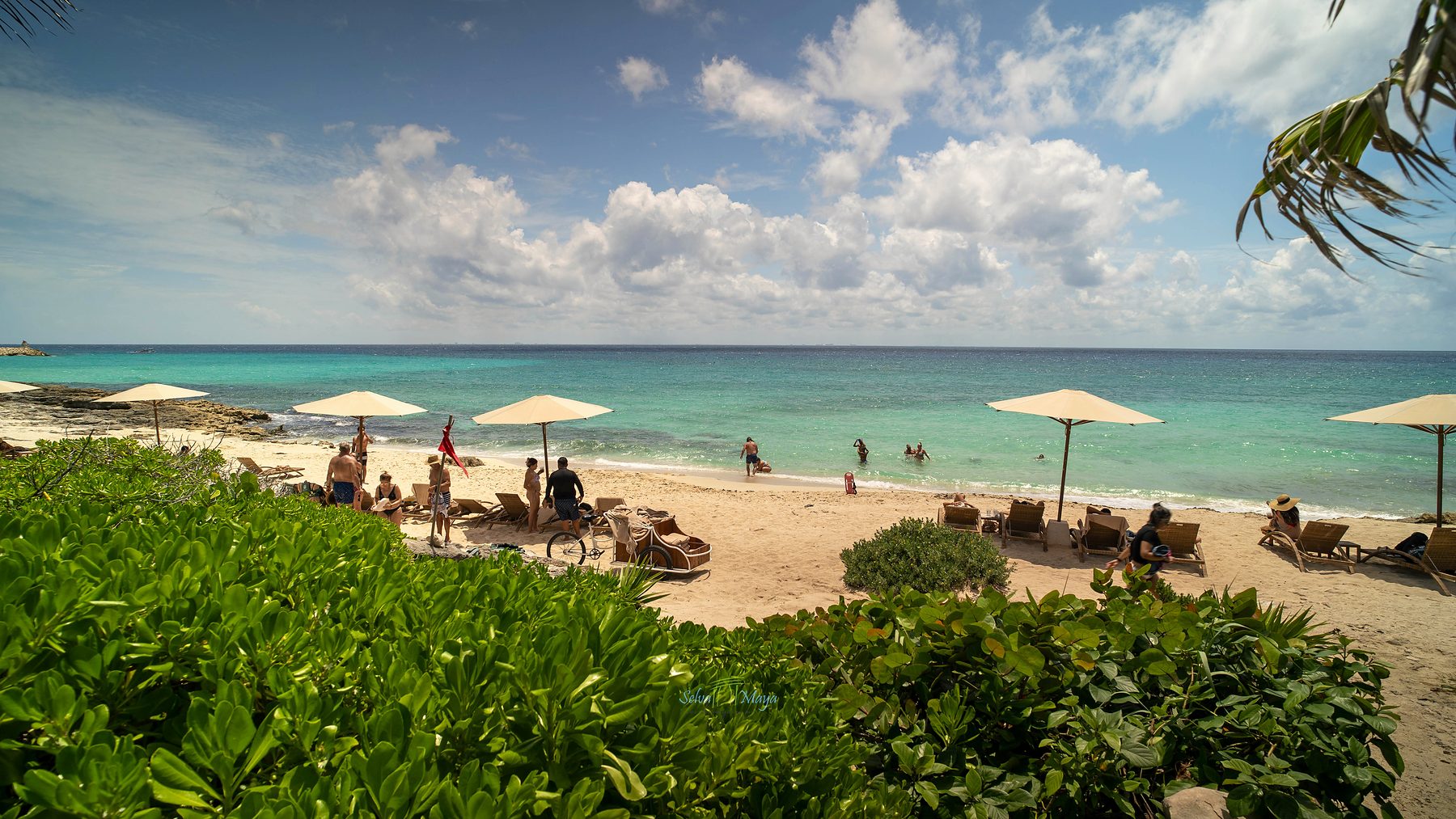 Playa y mar Caribe con sombrillas