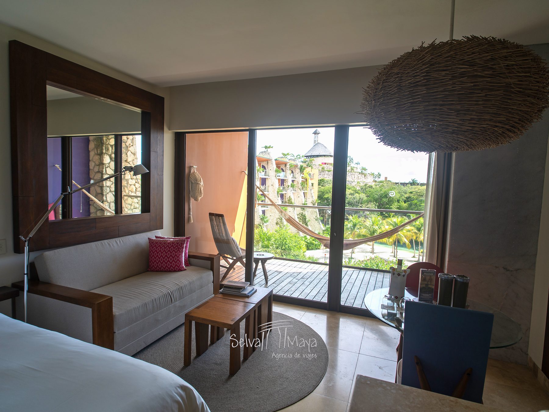 Suite con sala y balcón con hamaca