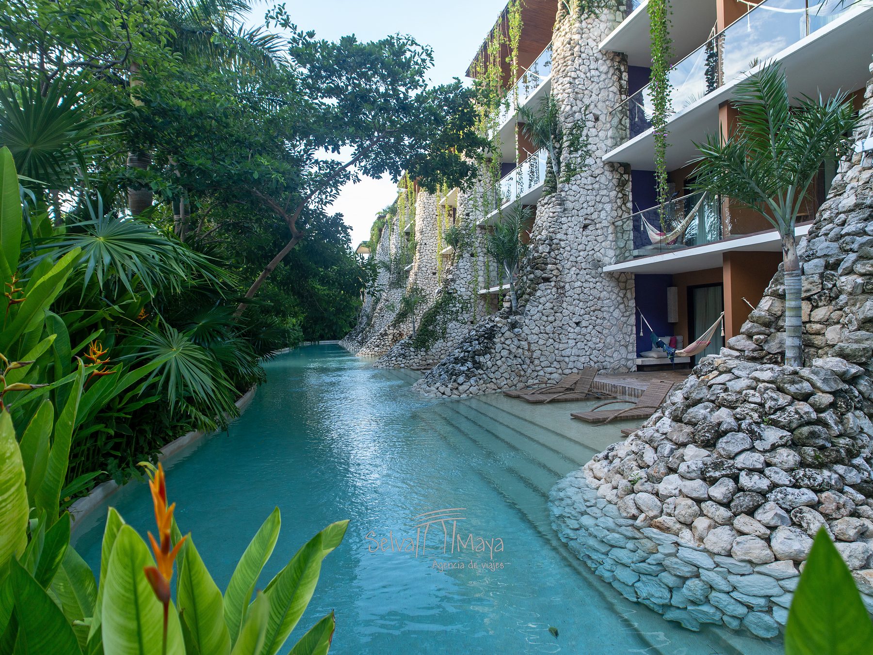 Suites swim up junto al río en Hotel Xcaret Arte