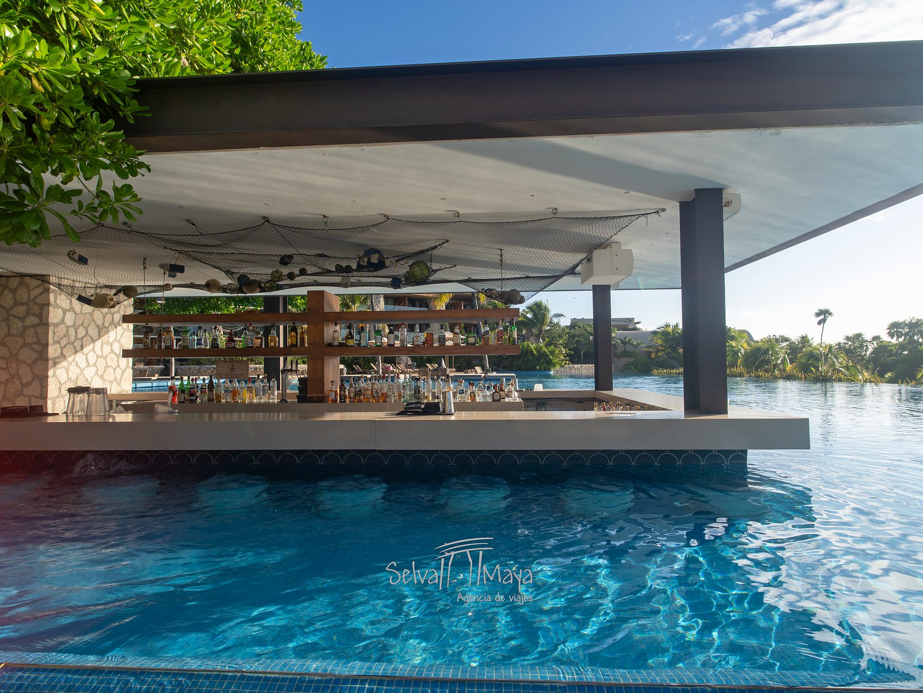 Wet bar con bancos en el agua