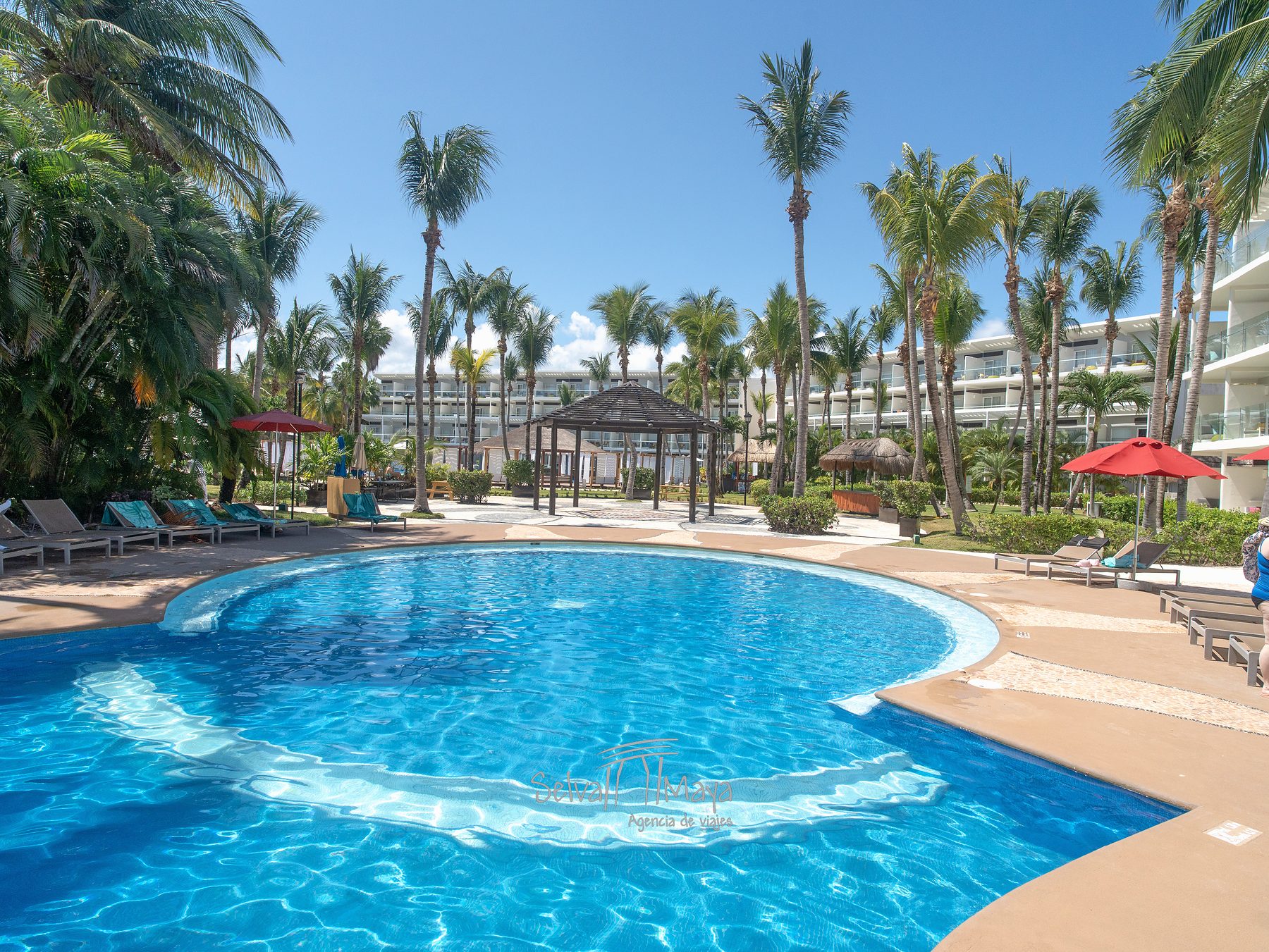 Alberca con camastros y gazebo en Iberostar Selection Riviera Cancún