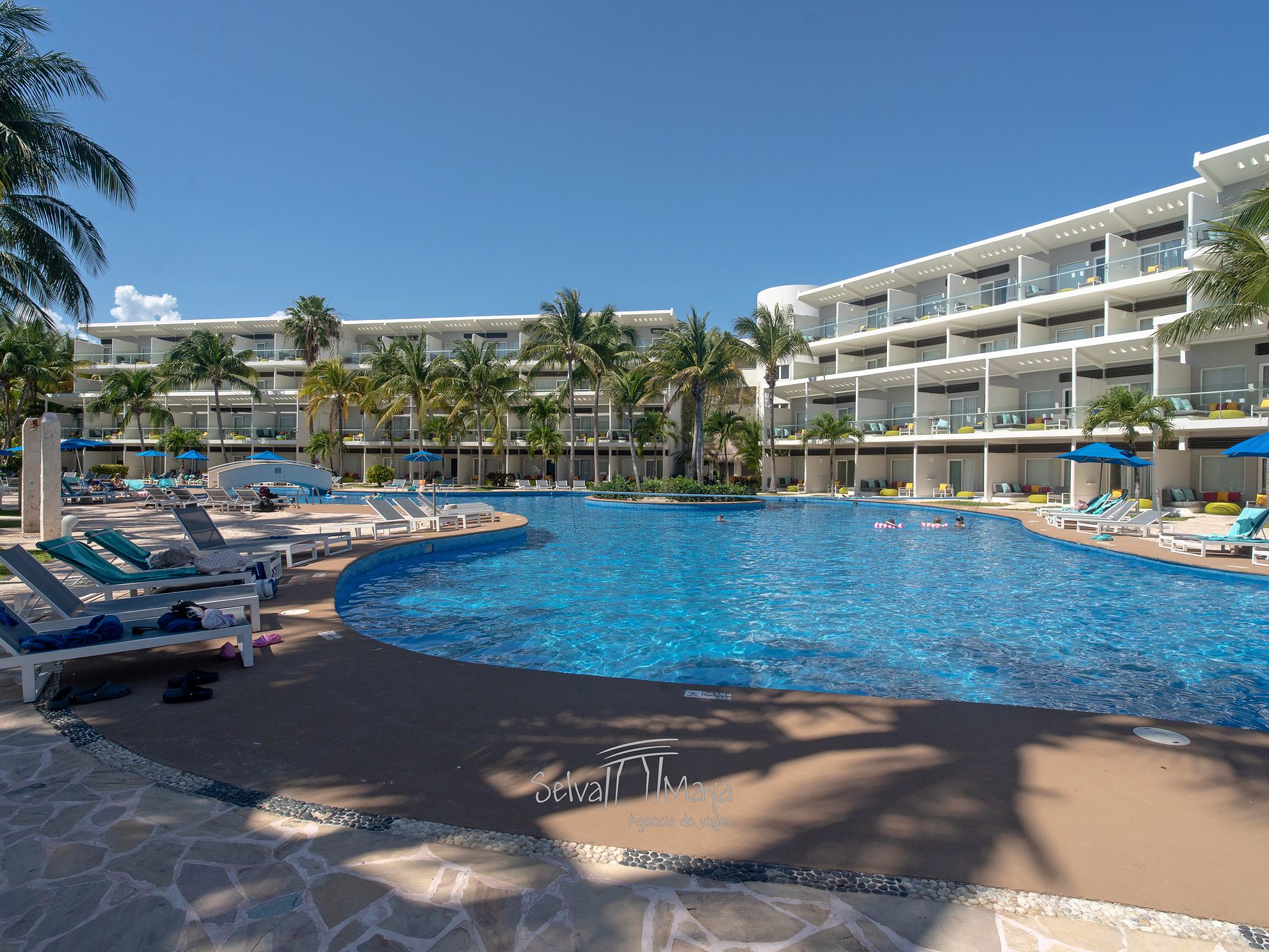 Alberca principal con camastros en Iberostar Selection Riviera Cancún