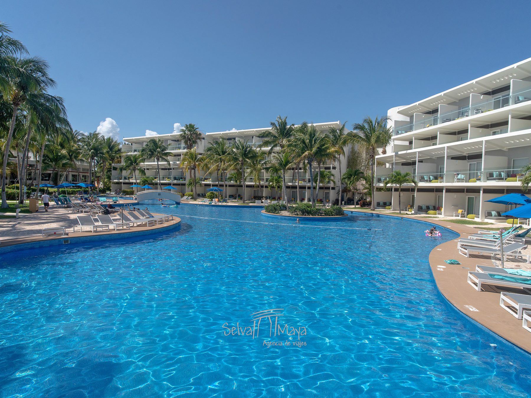 Alberca principal rodeada de edificios en Iberostar Selection Riviera Cancún