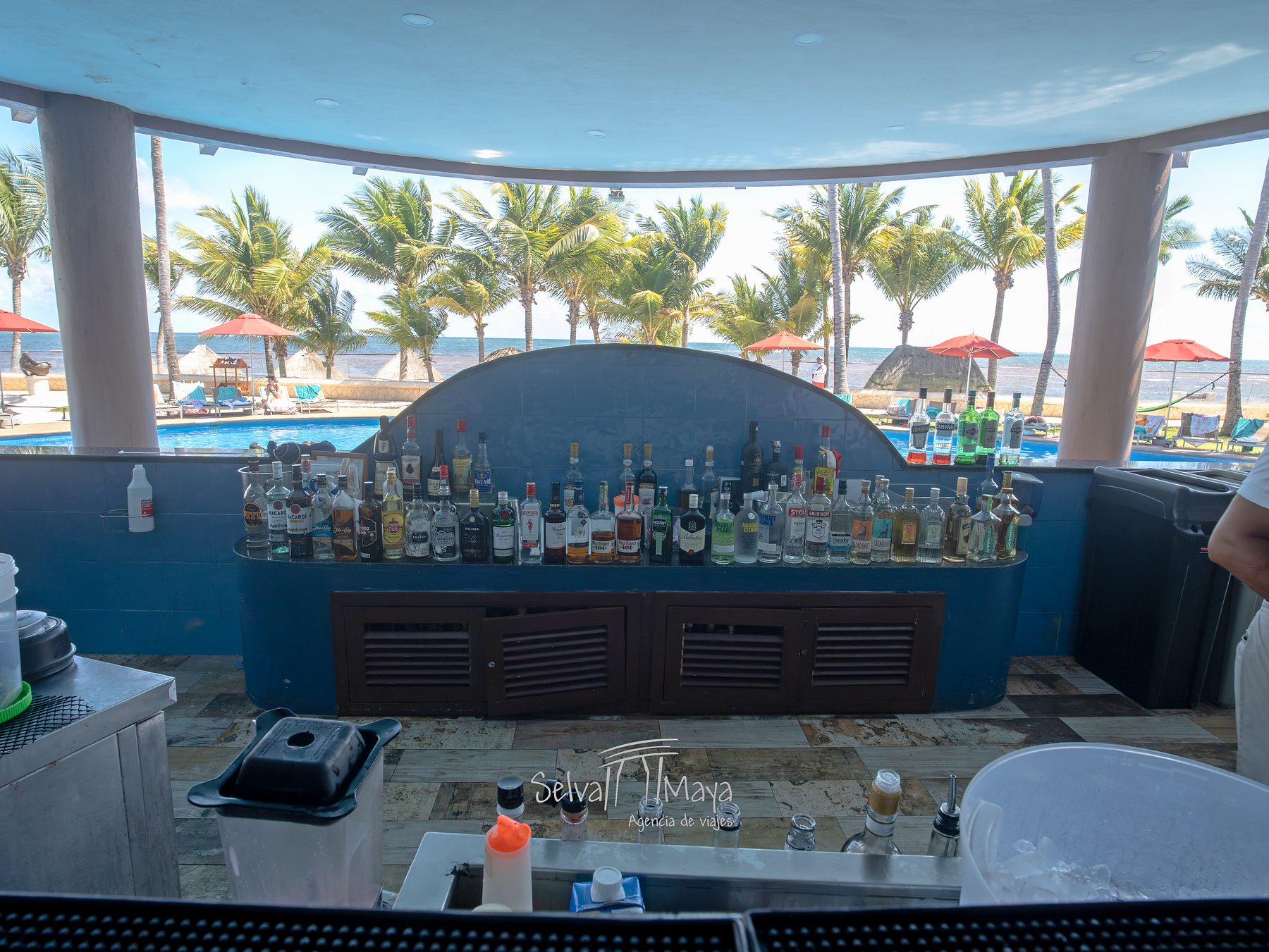 Bar junto al restaurante caribeño La Brisa, con vista al mar en Iberostar Selection Riviera Cancún