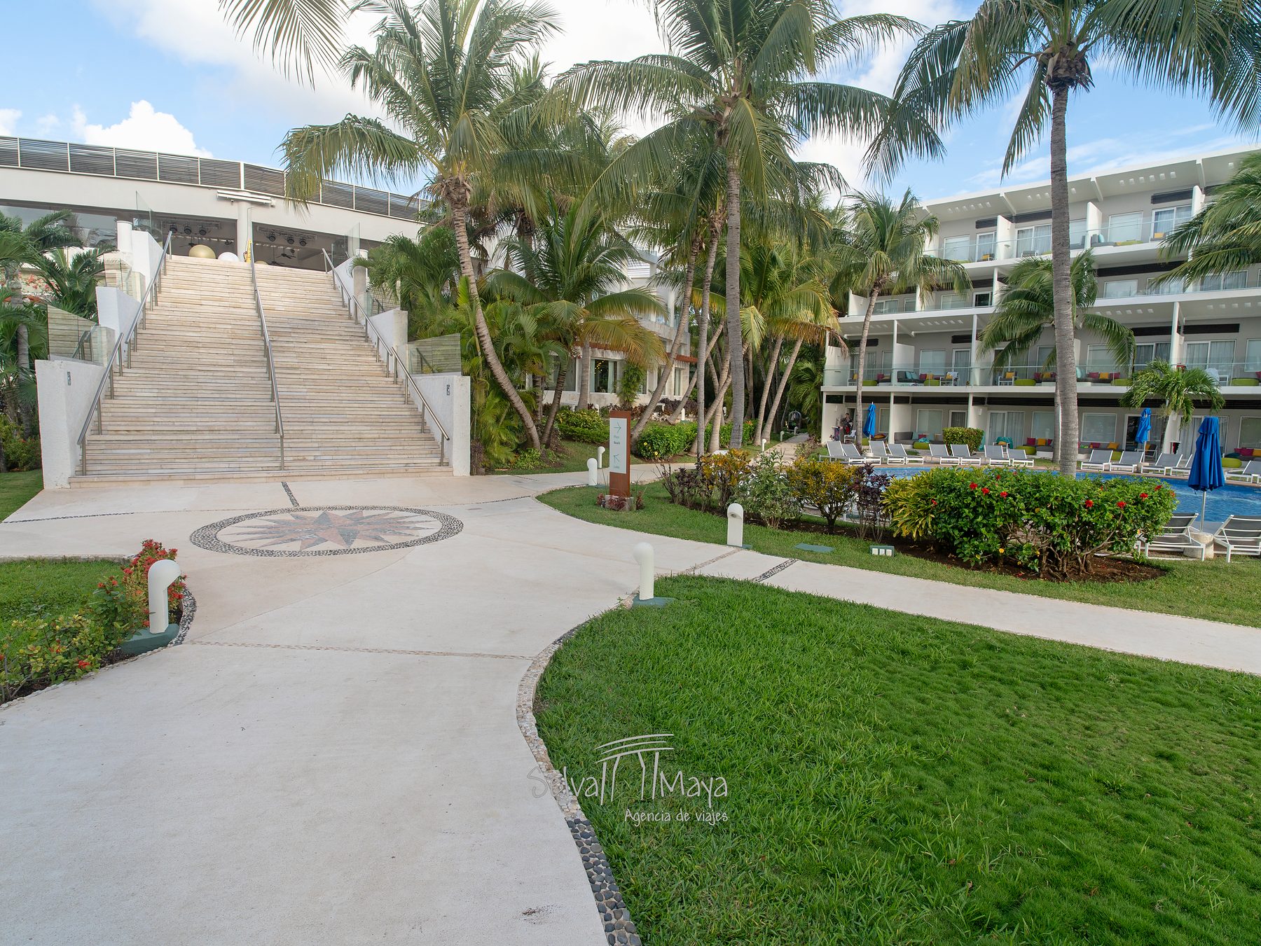 Escalinata y jardines hacia la alberca en Iberostar Selection Riviera Cancún