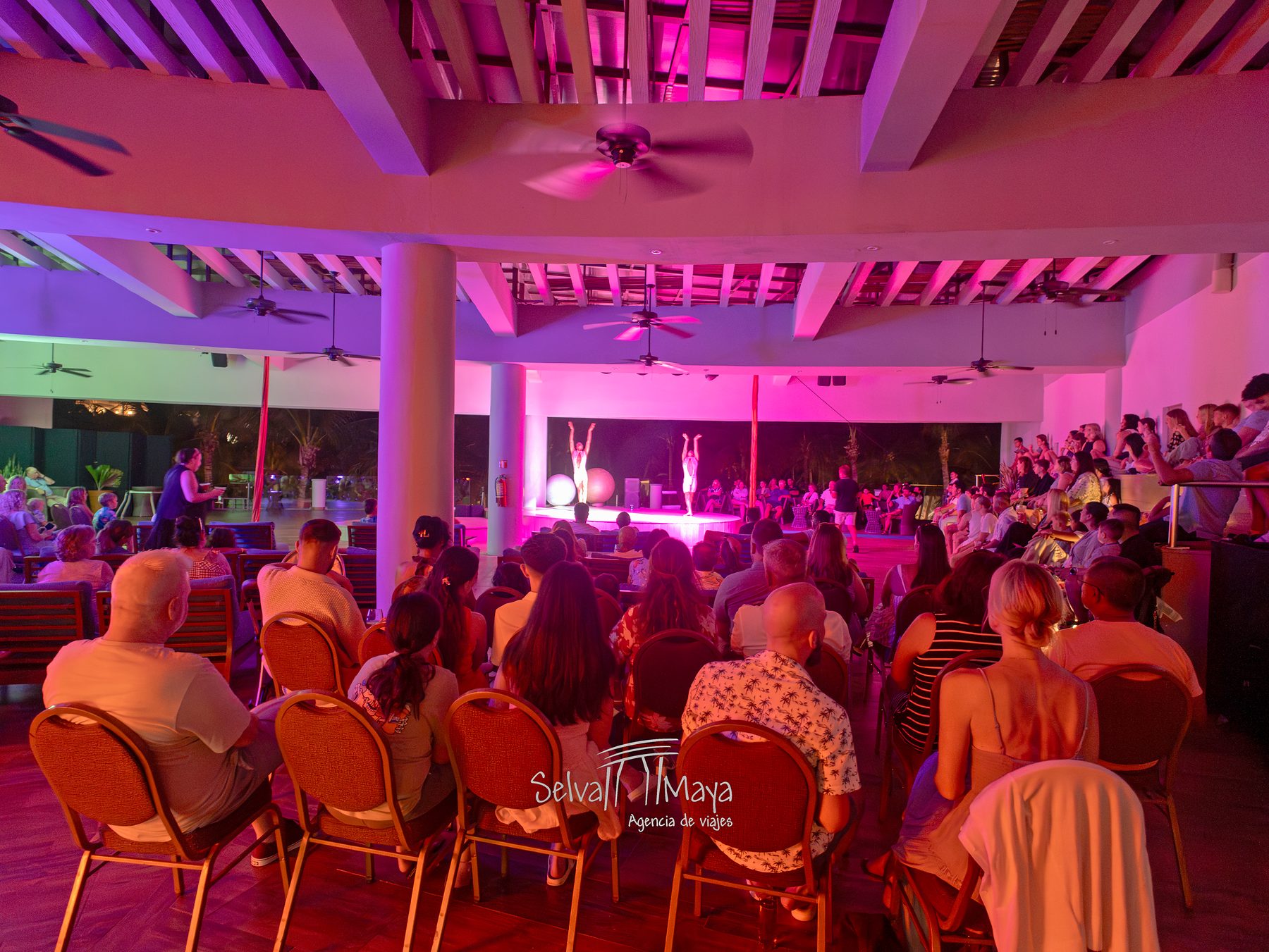 Espectáculo nocturno en el teatro en Iberostar Selection Riviera Cancún