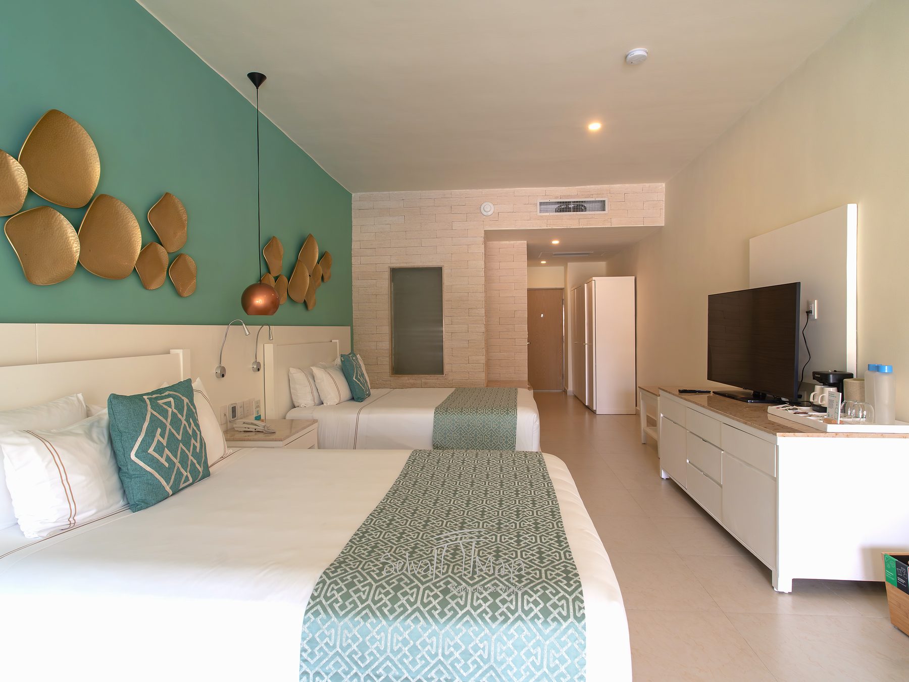 Habitación con dos camas y pantalla en Iberostar Selection Riviera Cancún